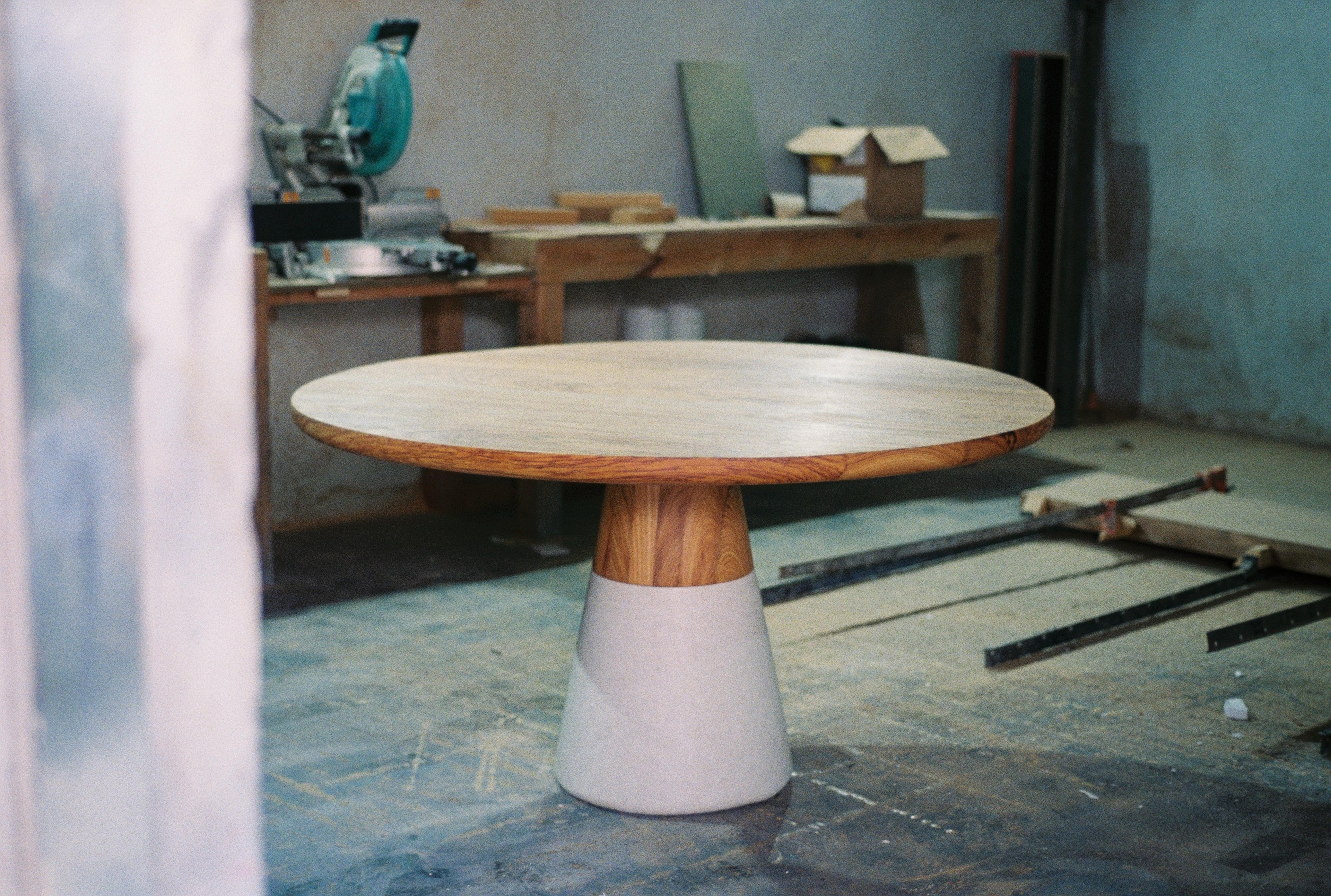 https://a.1stdibscdn.com/bahia-dining-table-in-solid-oak-top-with-white-concrete-pedestal-base-for-sale-picture-5/f_108882/f_491932521773326540436/000053_master.JPG