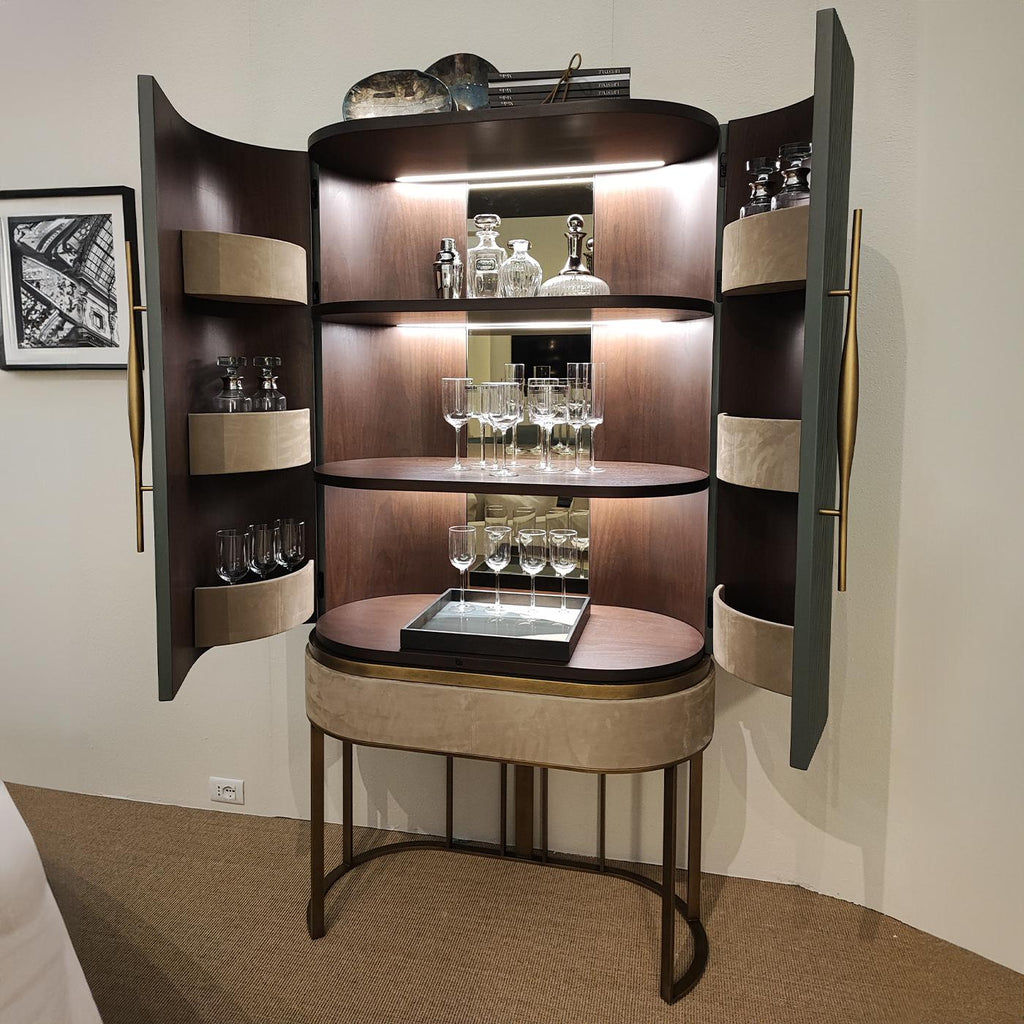 https://a.1stdibscdn.com/juliet-bar-cabinet-for-sale-picture-4/f_17062/f_285184521705682635783/_0000_MEEMME_041_1_master.jpg
