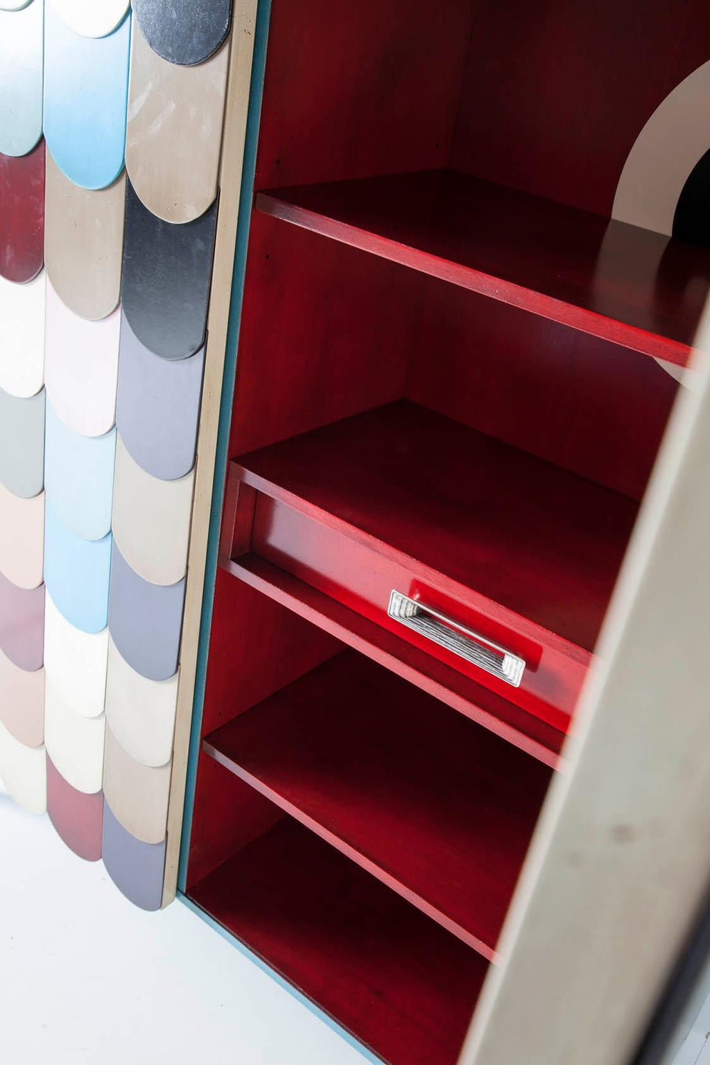 https://a.1stdibscdn.com/pez-cabinet-by-lola-glamour-for-sale-picture-8/f_12192/f_461425421754346081492/0053_detalle_7__master.jpg