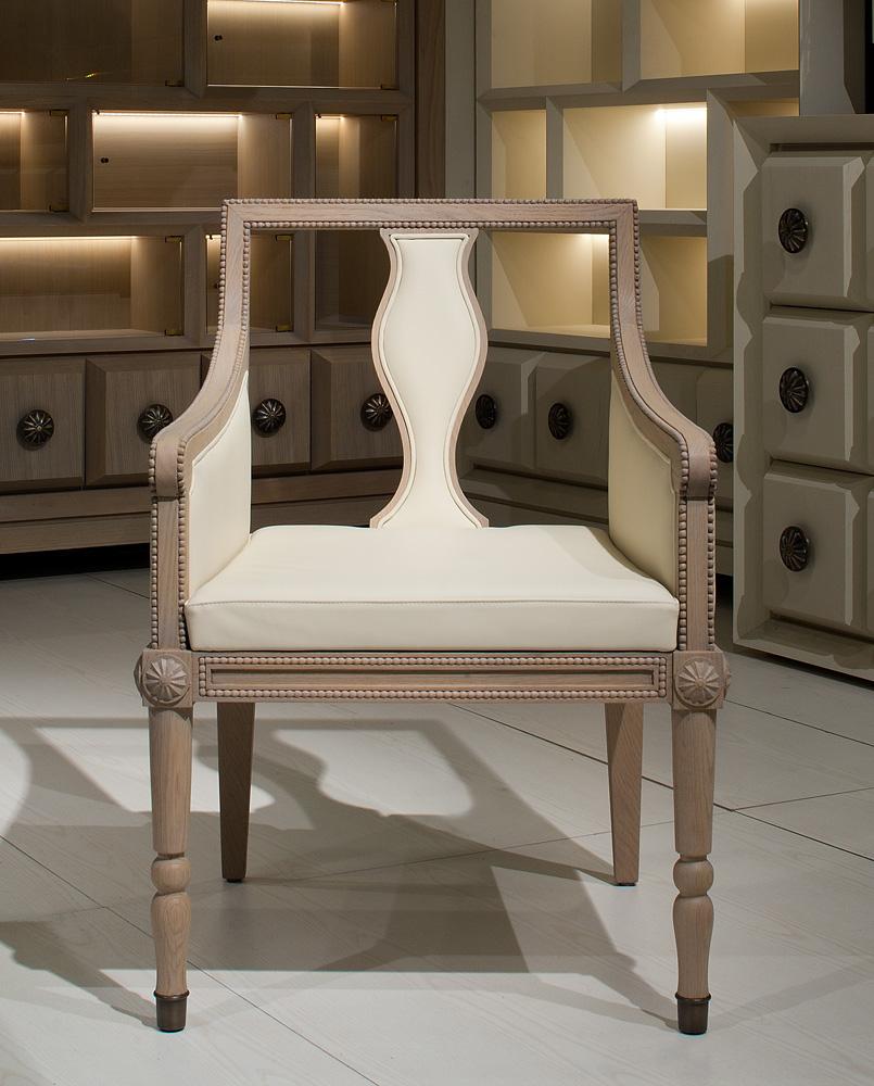 https://a.1stdibscdn.com/farmer-george-beige-wooden-dining-chair-in-oak-covered-in-leather-shaped-back-for-sale-picture-4/f_46131/f_362246721695112703980/0145_041414_master.jpg