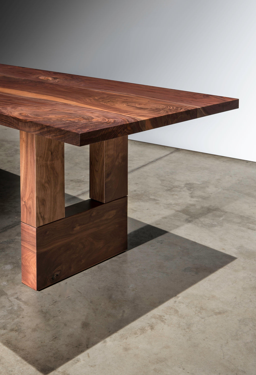 https://a.1stdibscdn.com/mcnichols-dining-table-for-sale-picture-2/f_47361/1562795673055/_01A7614Flatt_master.jpg