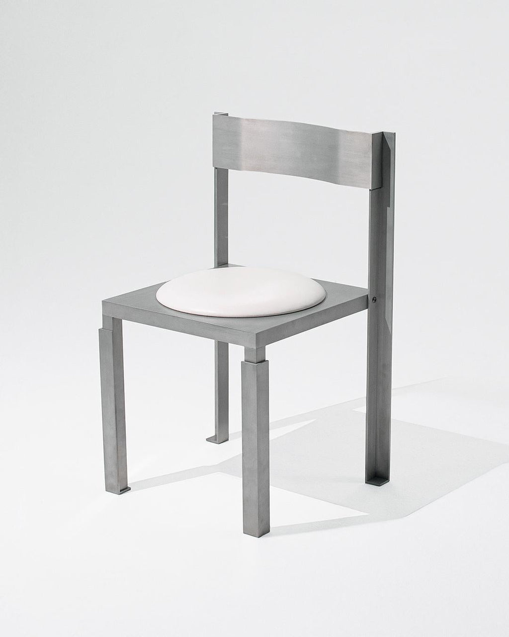 https://a.1stdibscdn.com/strut-aluminium-chair-with-leather-seating-pad-for-sale-picture-2/f_68572/f_443646821743695787036/01_master.jpg