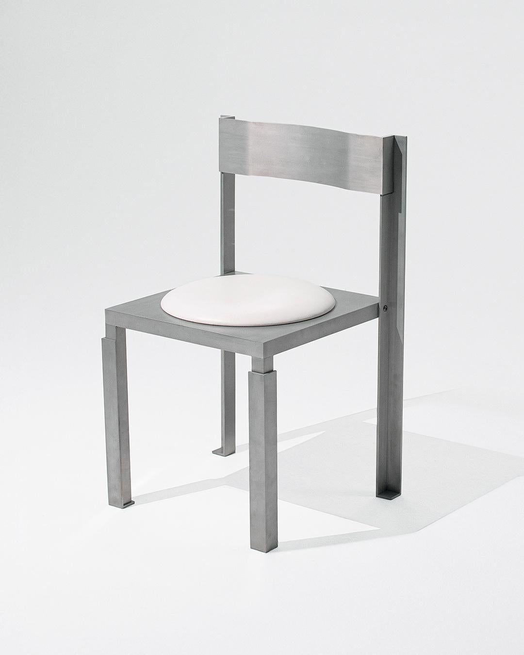https://a.1stdibscdn.com/strut-aluminium-chair-with-leather-seating-pad-for-sale-picture-2/f_68572/f_443646821743695787036/01_master.jpg