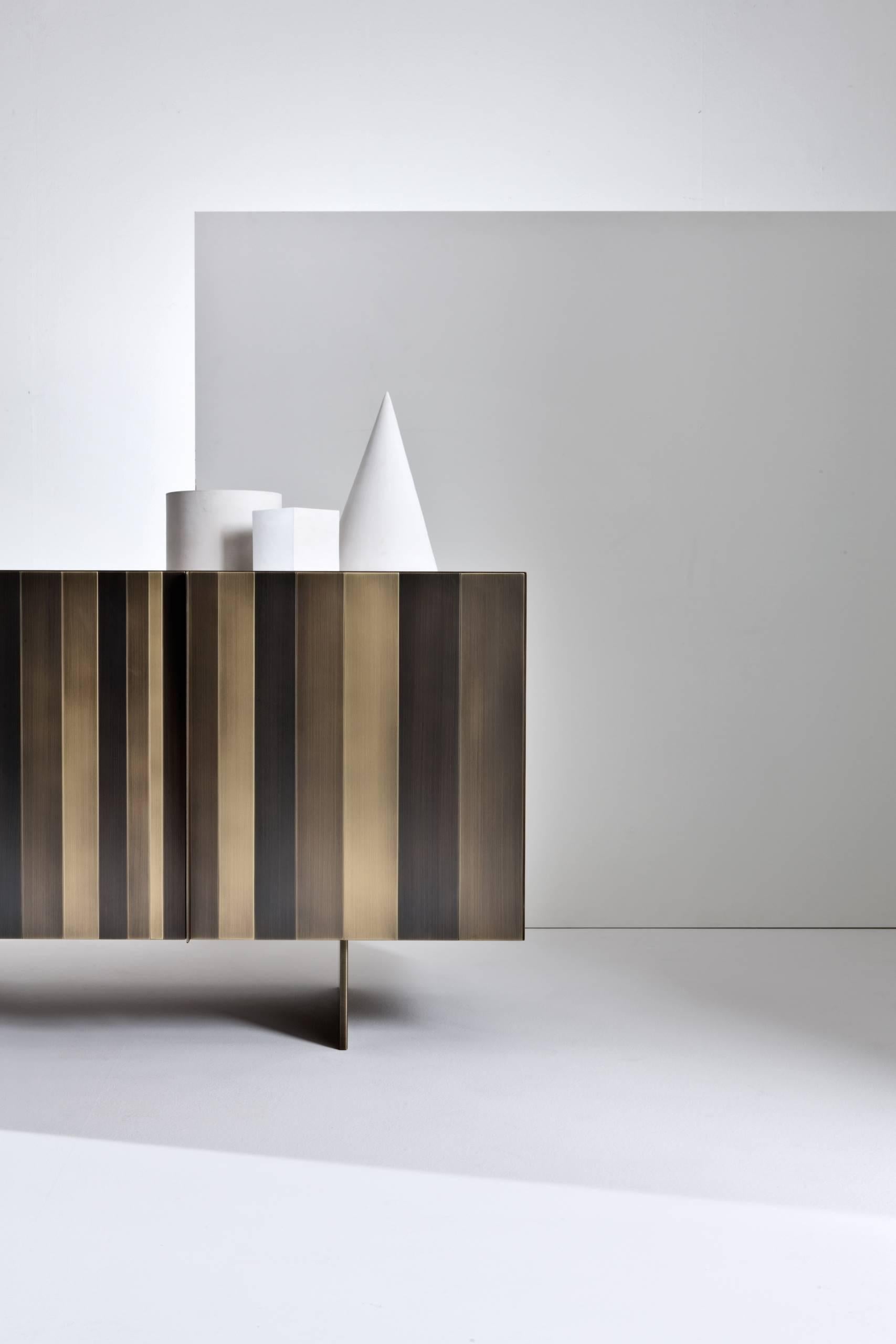 https://a.1stdibscdn.com/laurameroni-stars-modern-low-sideboard-in-burnished-brass-by-bartoli-design-for-sale-picture-2/f_52792/1589377324812/01_new_st12lg_burnished_brass_laurameroni_master.jpg