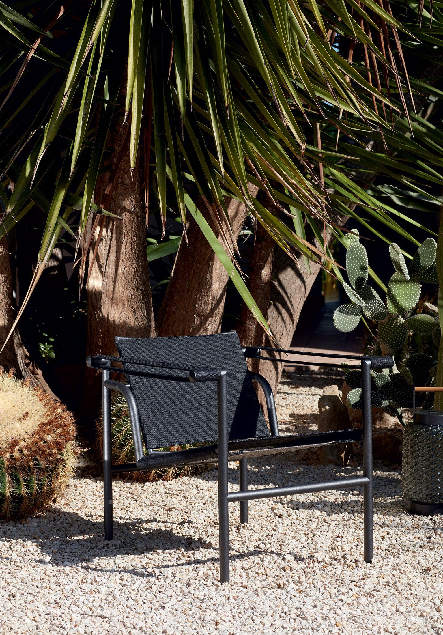 https://a.1stdibscdn.com/le-corbusier-pierre-jeanneret-charlotte-perriand-lc1-outdoor-chair-for-cassina-for-sale-picture-11/f_15912/f_299142321660040807799/02_1_ambienti_lc1_outdoor_collection_sedie_e_poltroncine_master.jpg