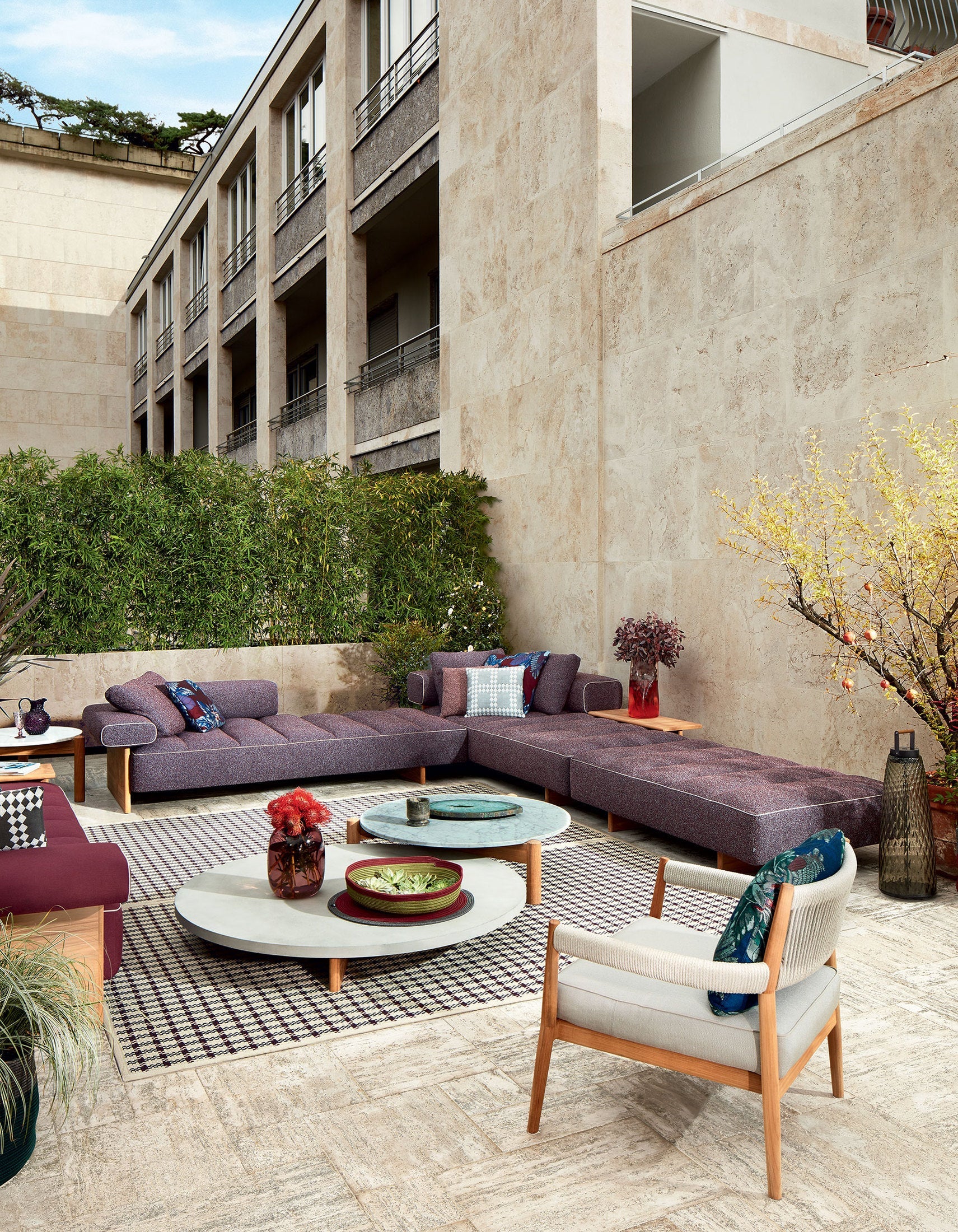 https://a.1stdibscdn.com/rodolfo-dordoni-sail-out-outdoor-sofa-for-cassina-italy-2022-for-sale-picture-3/f_15912/f_297801821659099214470/02_ambienti_478_sailout_divani_org.jpg