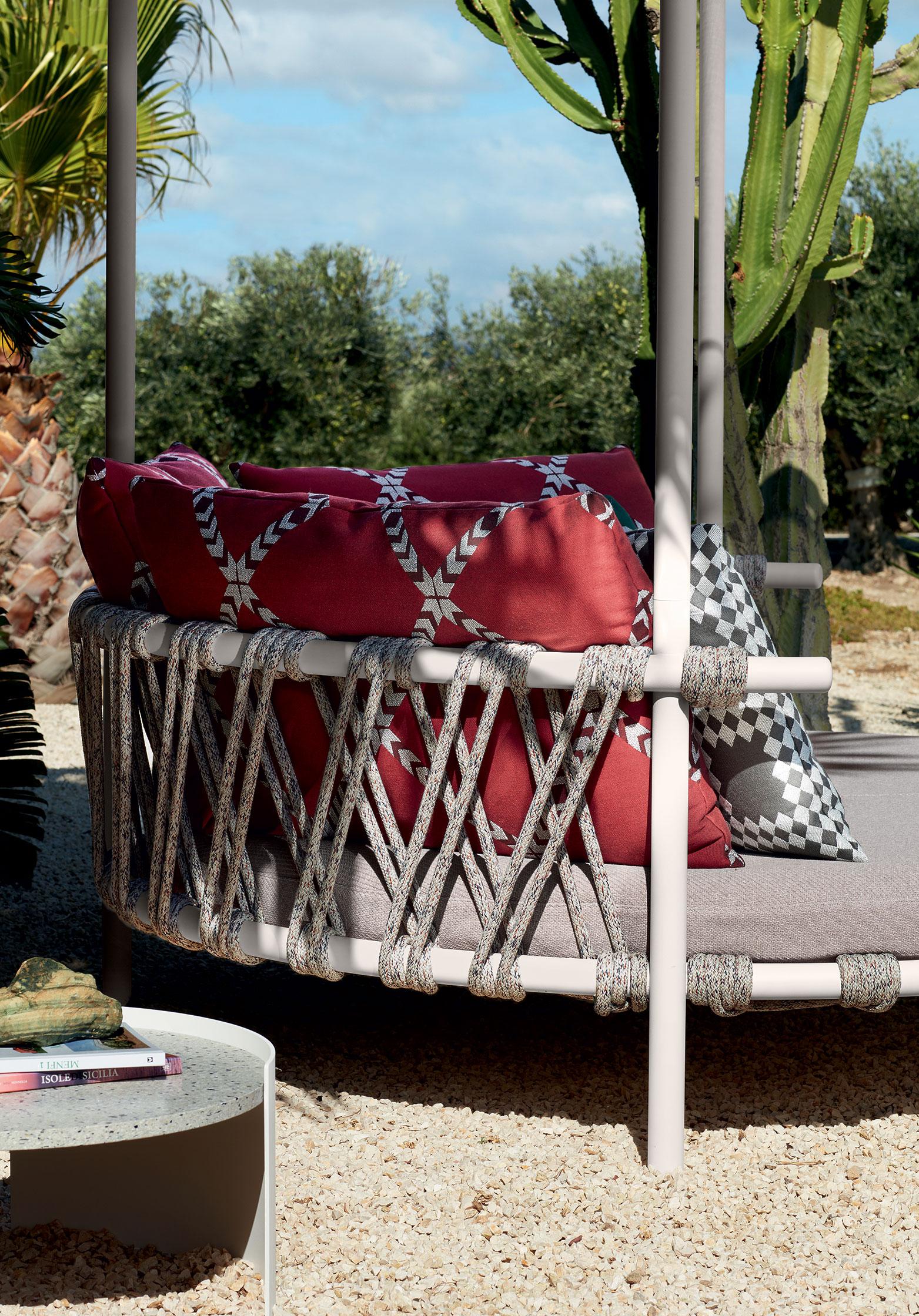 https://a.1stdibscdn.com/patricia-urquiola-trampoline-outdoor-sofa-by-cassina-for-sale-picture-7/f_14272/f_327397021676283396181/02_ambienti_561_trampoline_love_bed_letti_1__master.jpg