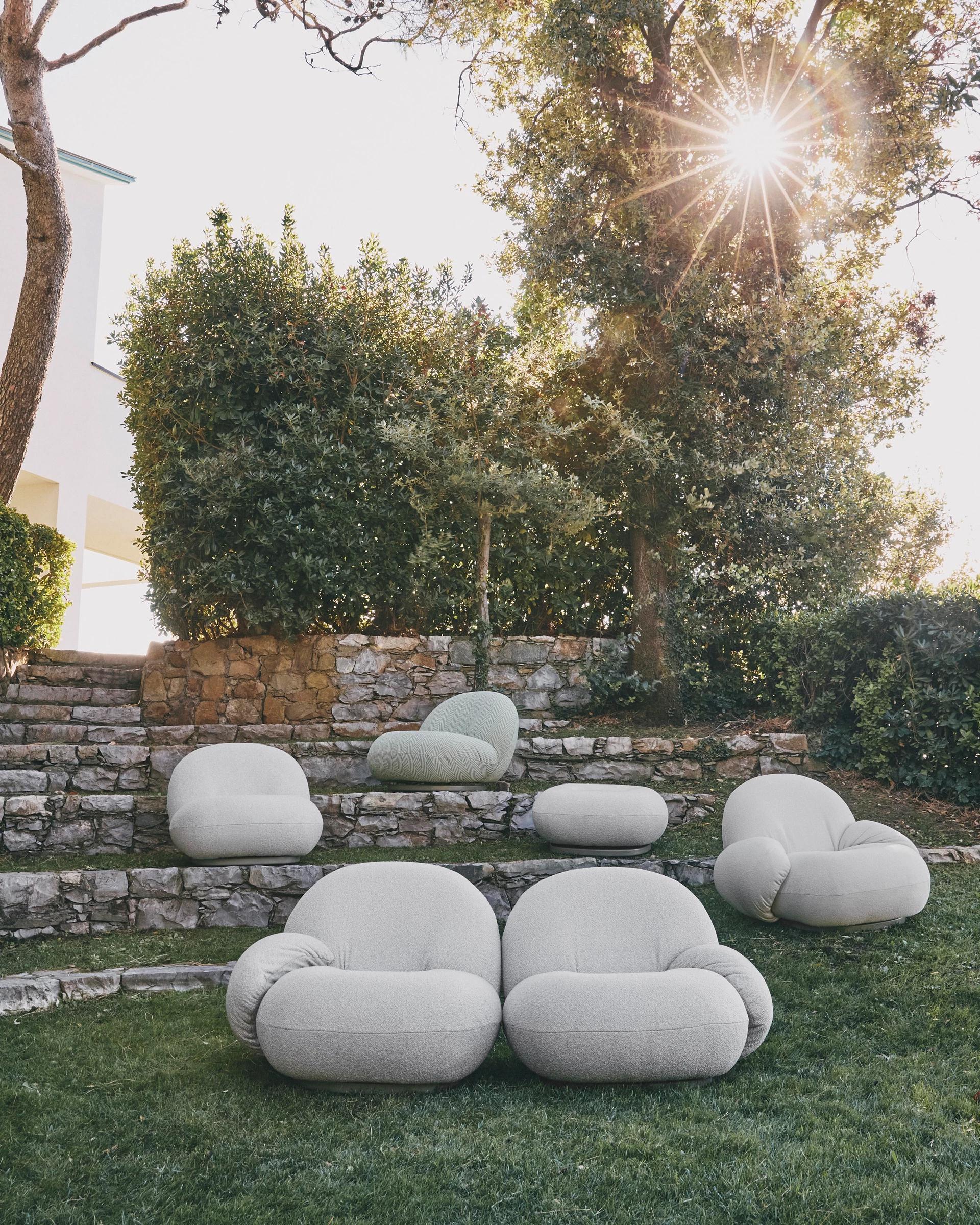 https://a.1stdibscdn.com/gubi-pacha-outdoor-4-seater-modular-sofa-with-armrest-by-pierre-paulin-for-sale-picture-2/f_16392/f_495934321775749429960/02_jpg_master.jpg