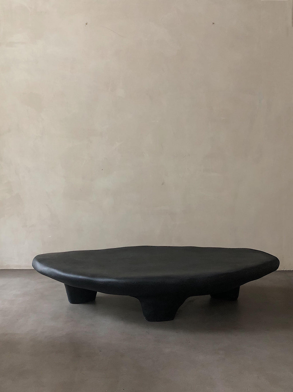 https://a.1stdibscdn.com/small-tripod-coffee-table-by-kar-for-sale-picture-2/f_12192/f_429472621735574851785/02_master.jpg