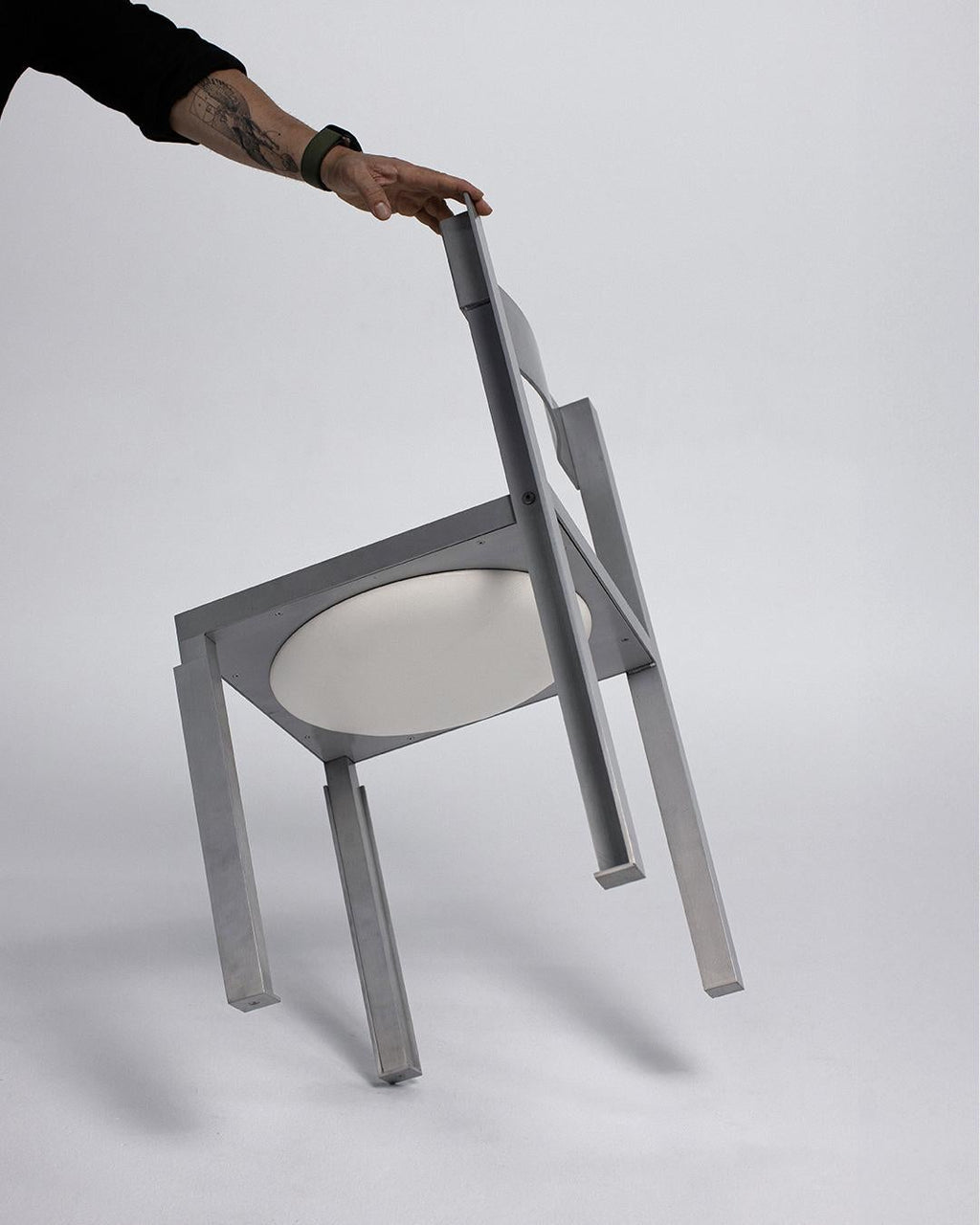 https://a.1stdibscdn.com/strut-aluminium-chair-with-leather-seating-pad-for-sale-picture-3/f_68572/f_443646821743695787497/02_master.jpg