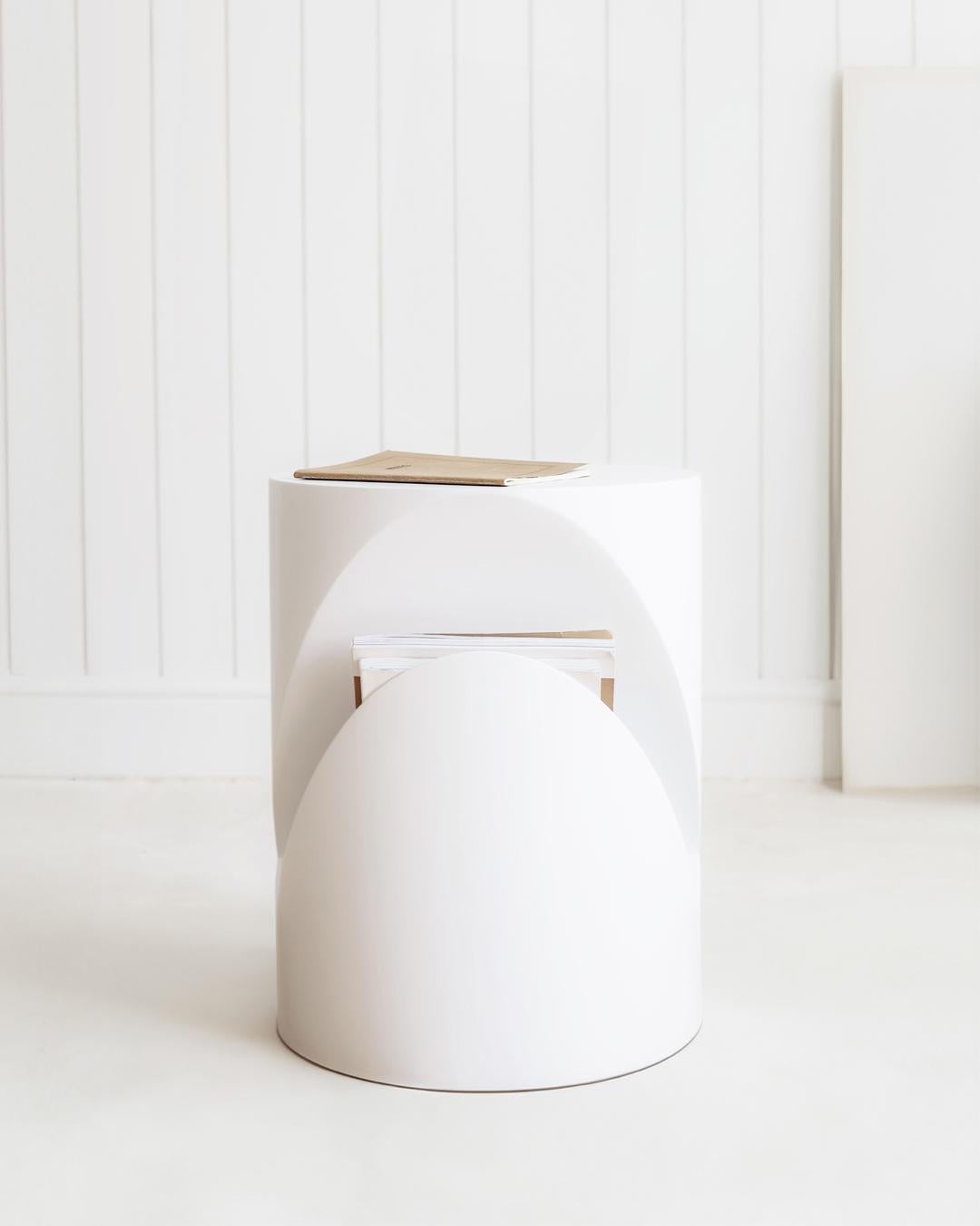 https://a.1stdibscdn.com/mola-side-table-with-distinctive-look-white-for-sale-picture-2/f_68572/f_293661921744880828360/02_master.jpg