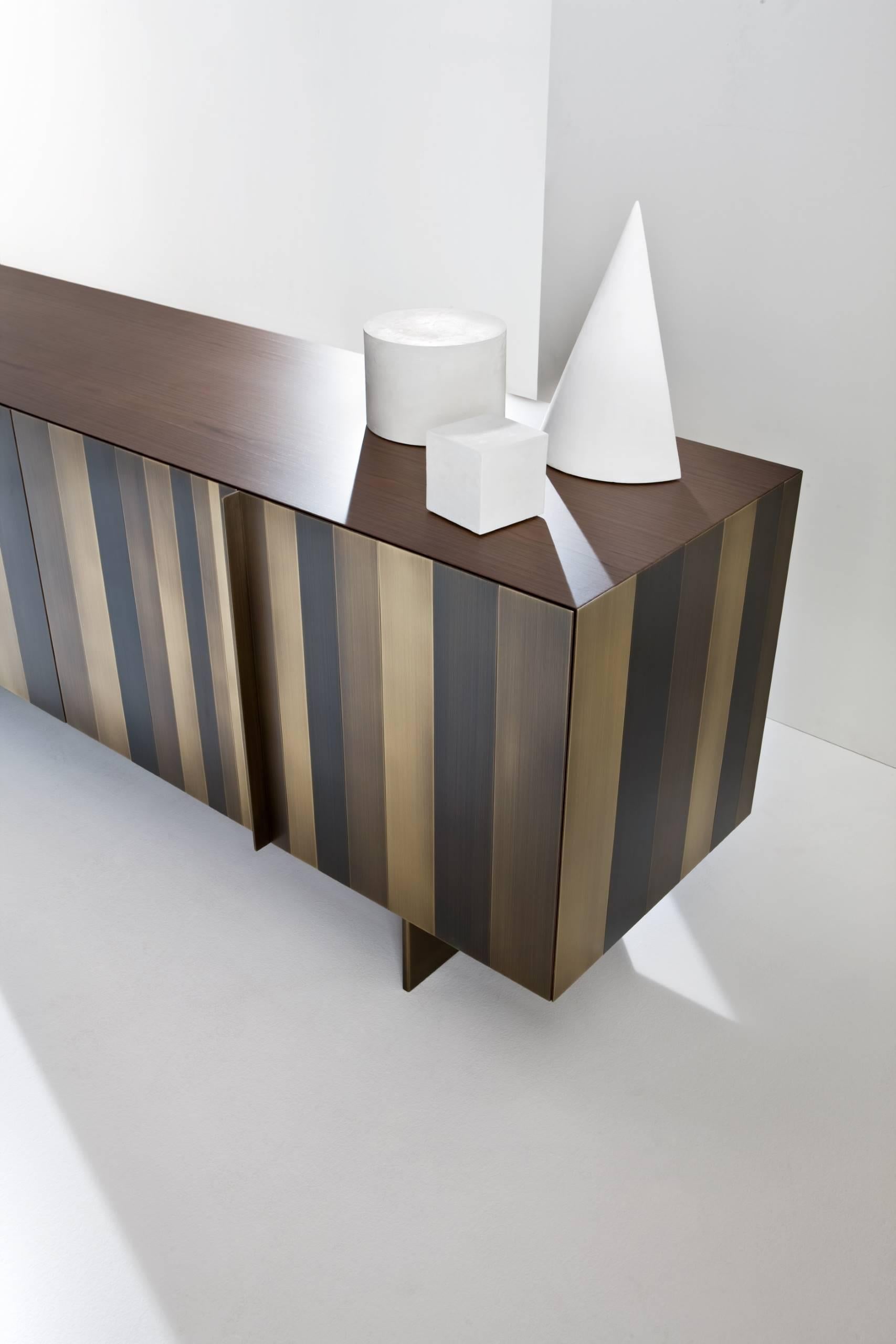 https://a.1stdibscdn.com/laurameroni-stars-modern-low-sideboard-in-burnished-brass-by-bartoli-design-for-sale-picture-3/f_52792/1589377327174/02_new_st12lg_burnished_brass_laurameroni_master.jpg