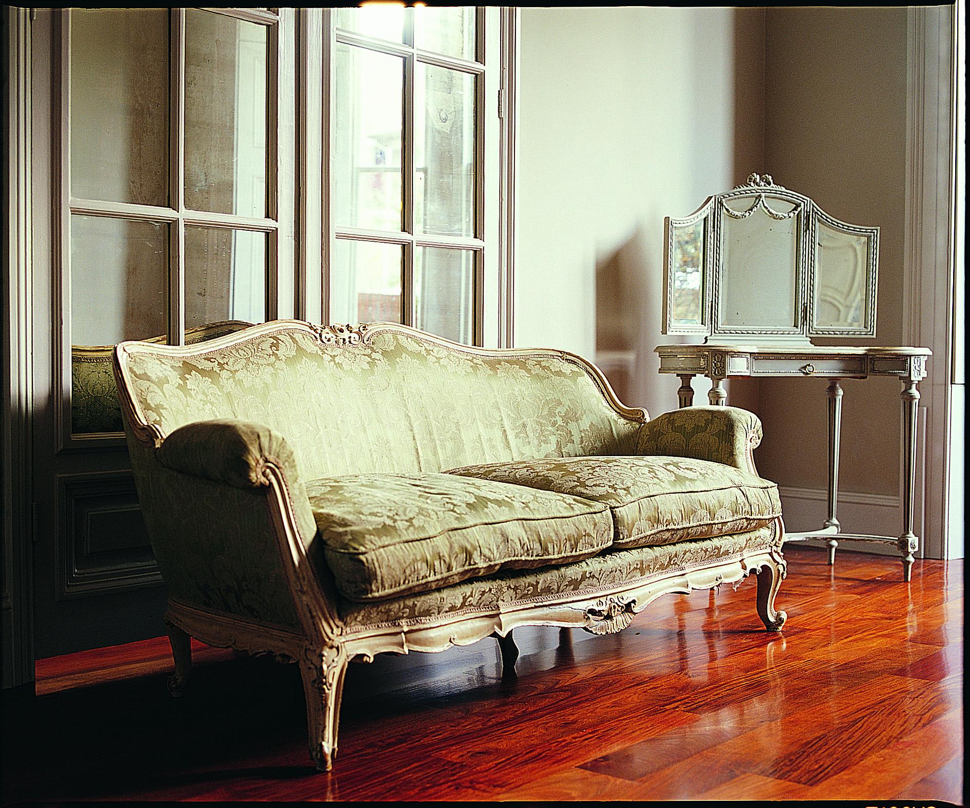 https://a.1stdibscdn.com/louis-xv-style-sofa-for-sale-picture-2/f_23353/f_89977711549886529741/030_SOFA_LOUIS_XV_master.jpg