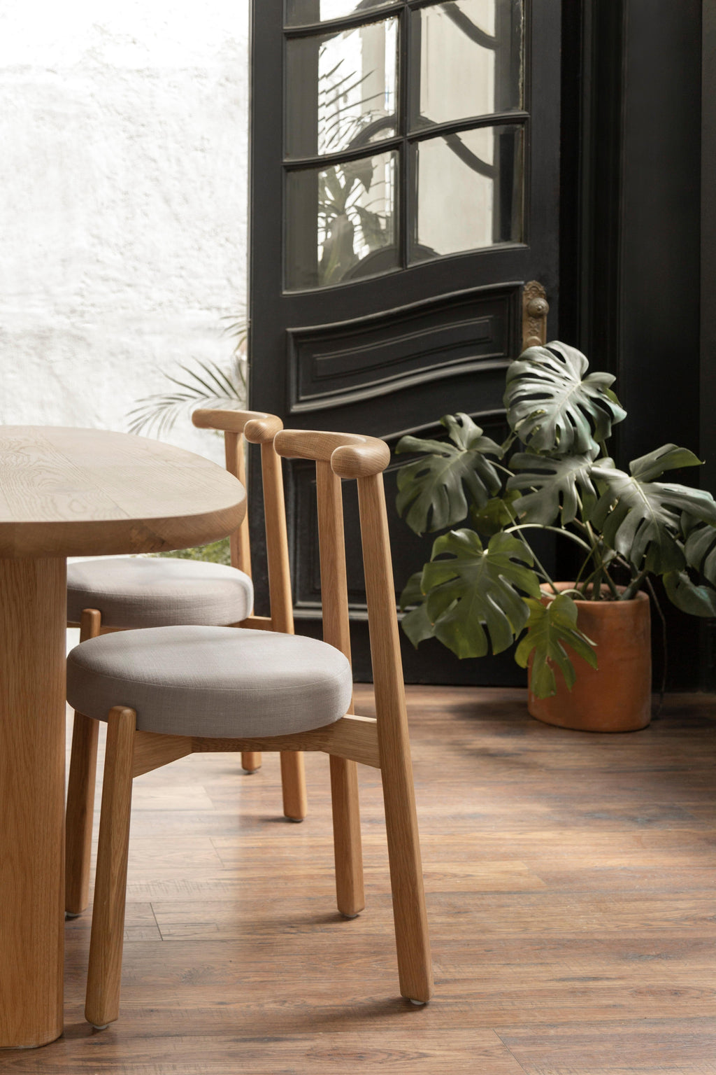 https://a.1stdibscdn.com/de-la-paz-dining-table-white-oak-contemporary-mexican-design-for-sale-picture-5/f_38111/f_226661721635218371729/034_ALUM_G_LVEZ_ALUM_G_LVEZ__master.JPG