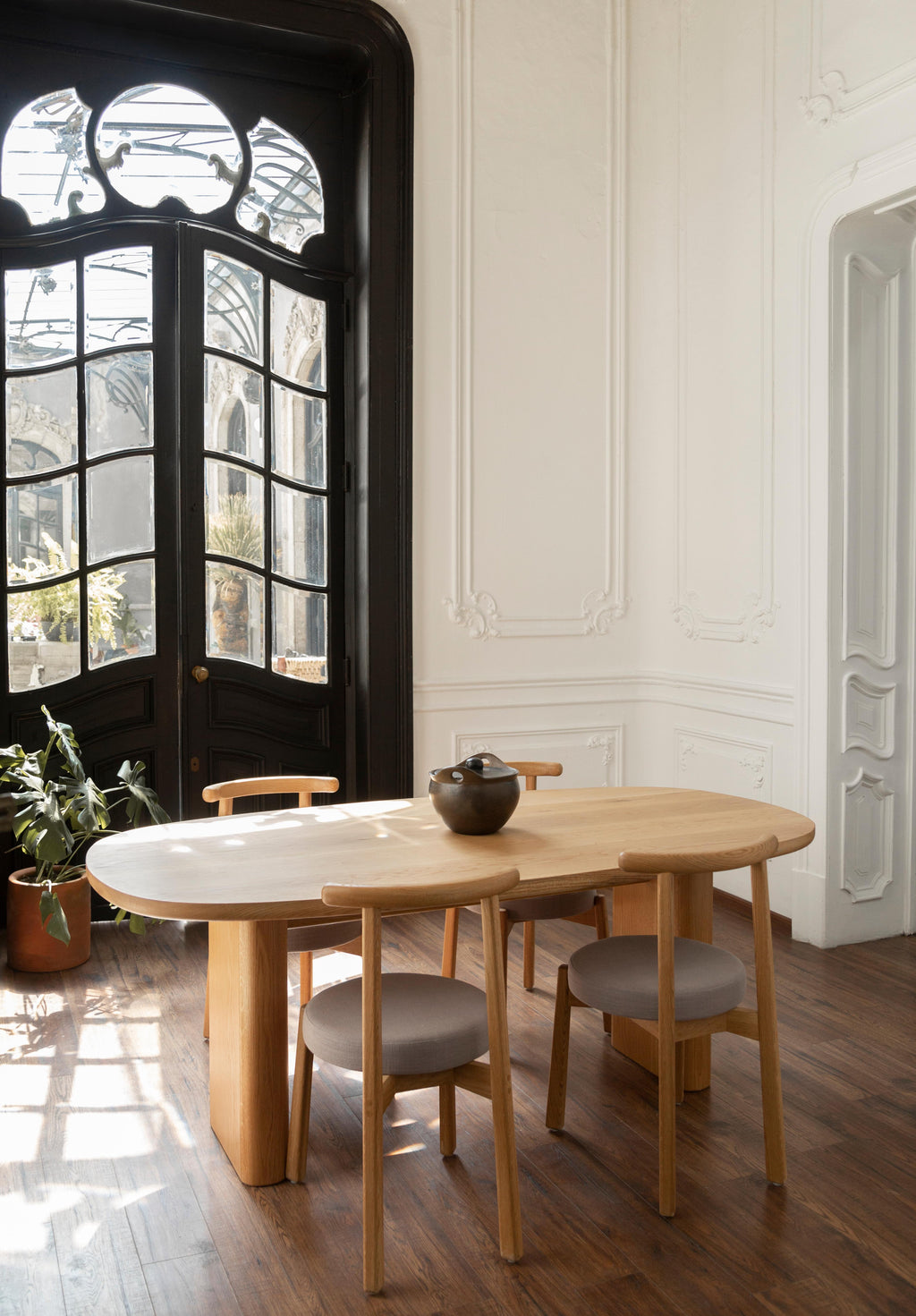 https://a.1stdibscdn.com/de-la-paz-dining-table-white-oak-contemporary-mexican-design-for-sale-picture-7/f_38111/f_226661721635218516577/038_ALUM_G_LVEZ_master.jpg