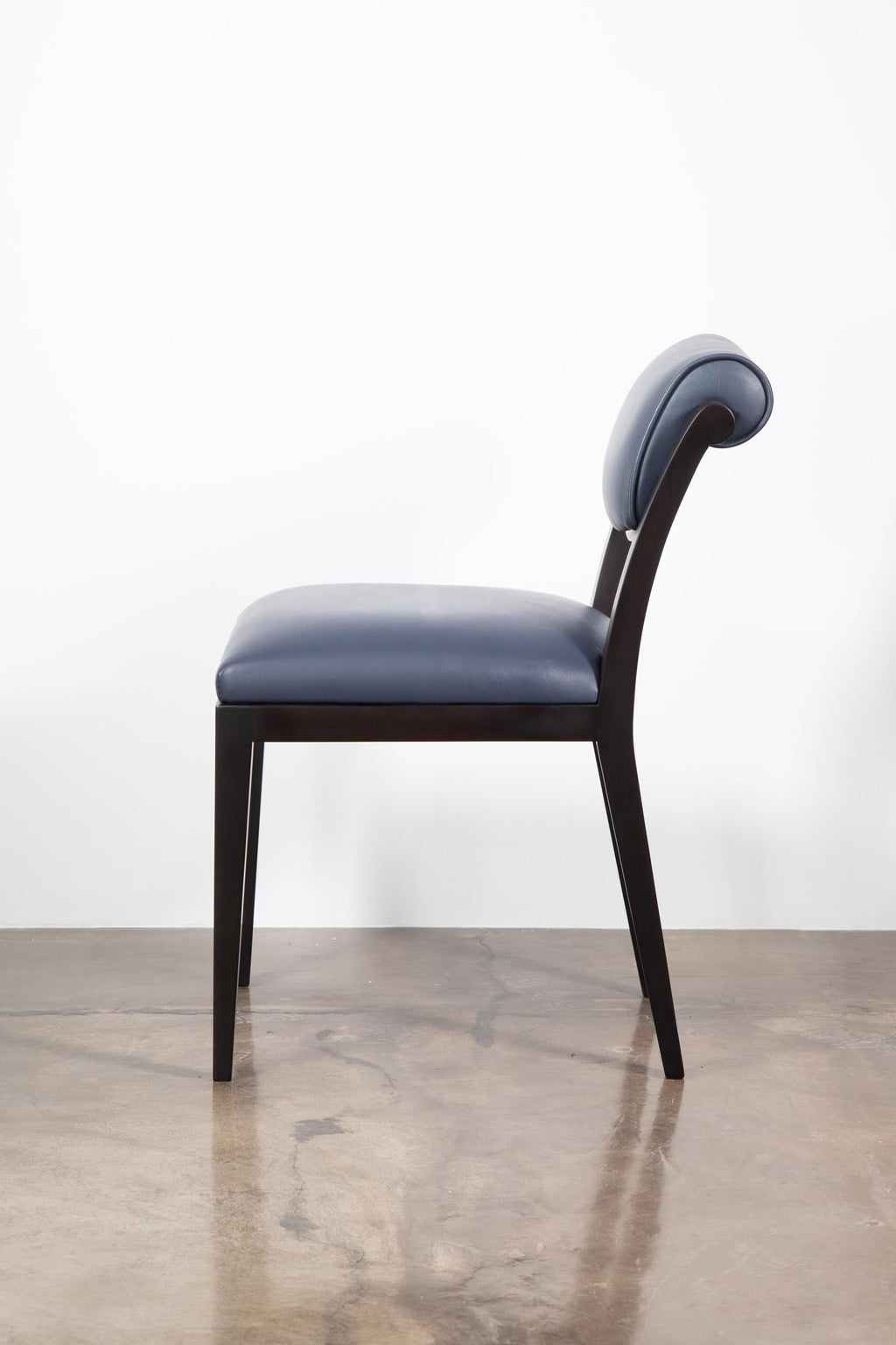https://a.1stdibscdn.com/contemporary-art-deco-style-leather-dining-chair-by-costantini-gianni-for-sale-picture-4/f_25173/f_252463721631198460544/03_Gianni_Chair_from_Costantini_master.jpg