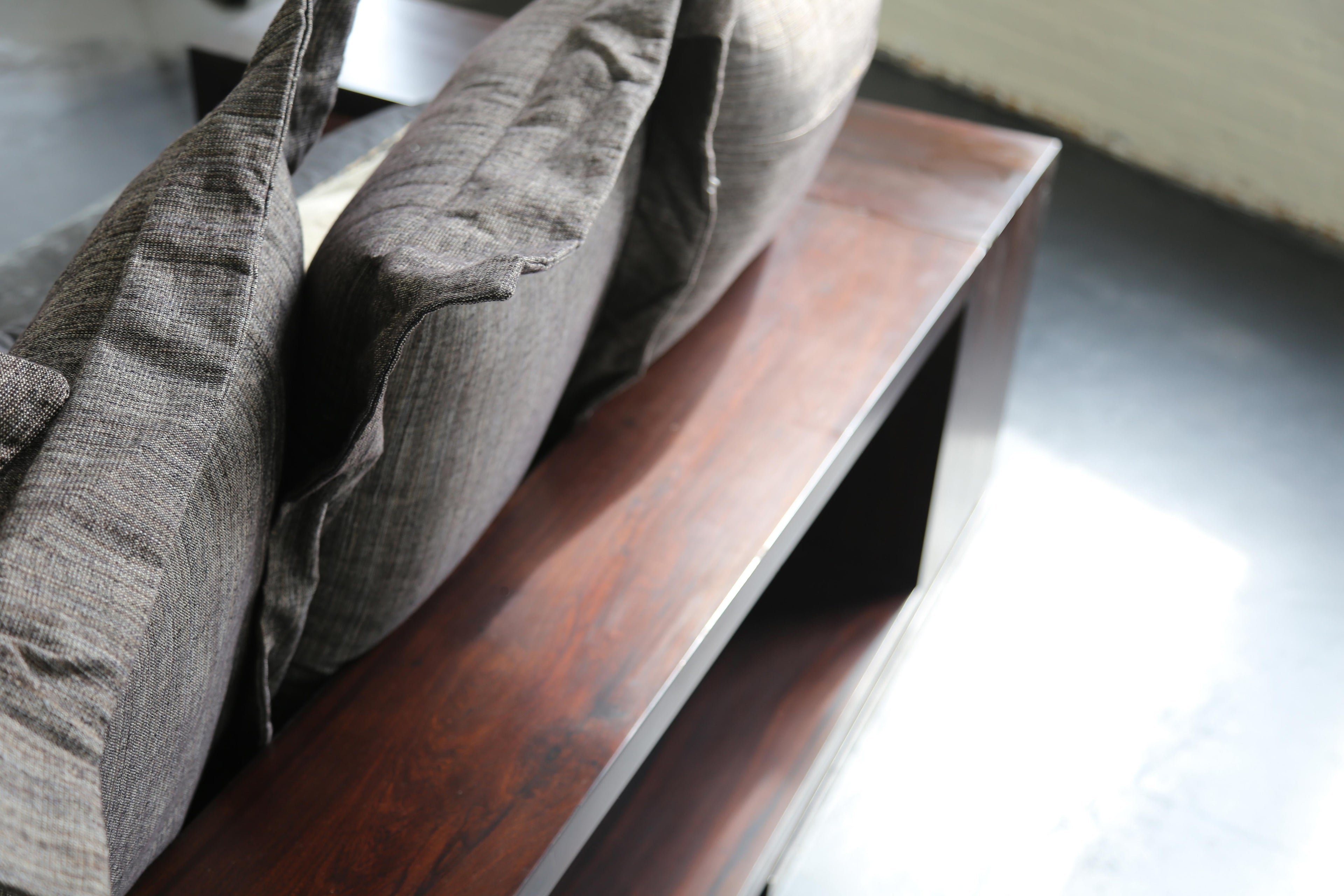 https://a.1stdibscdn.com/patone-custom-modern-sofa-in-rosewood-with-shelving-from-costantini-for-sale-picture-8/f_25173/f_68291531616674416595/03_Patone_Sofa_from_Costantini_master.jpg
