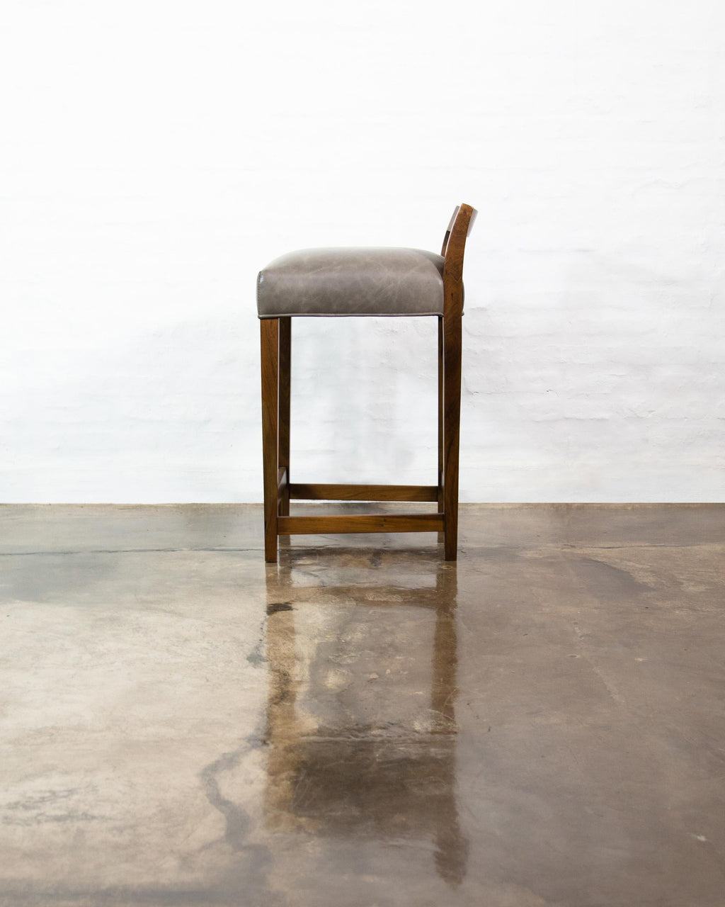 https://a.1stdibscdn.com/exotic-argentine-rosewood-leather-counter-stool-from-costantini-umberto-for-sale-picture-4/f_25173/f_214105921642795653981/03_Umberto_Counter_Stool_by_Costantini_master.jpg