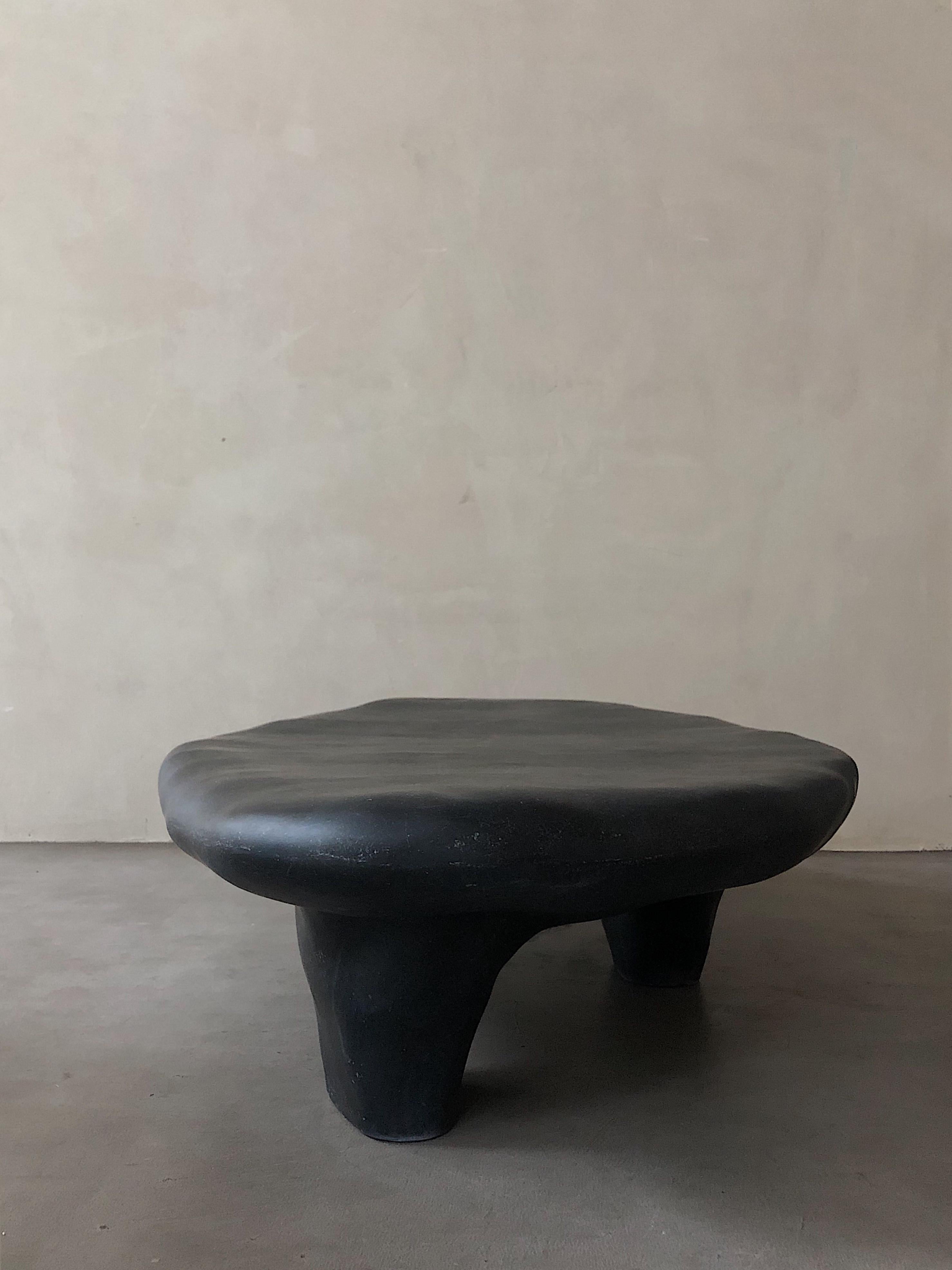https://a.1stdibscdn.com/small-tripod-coffee-table-by-kar-for-sale-picture-3/f_12192/f_429472621735574852425/03_master.jpg