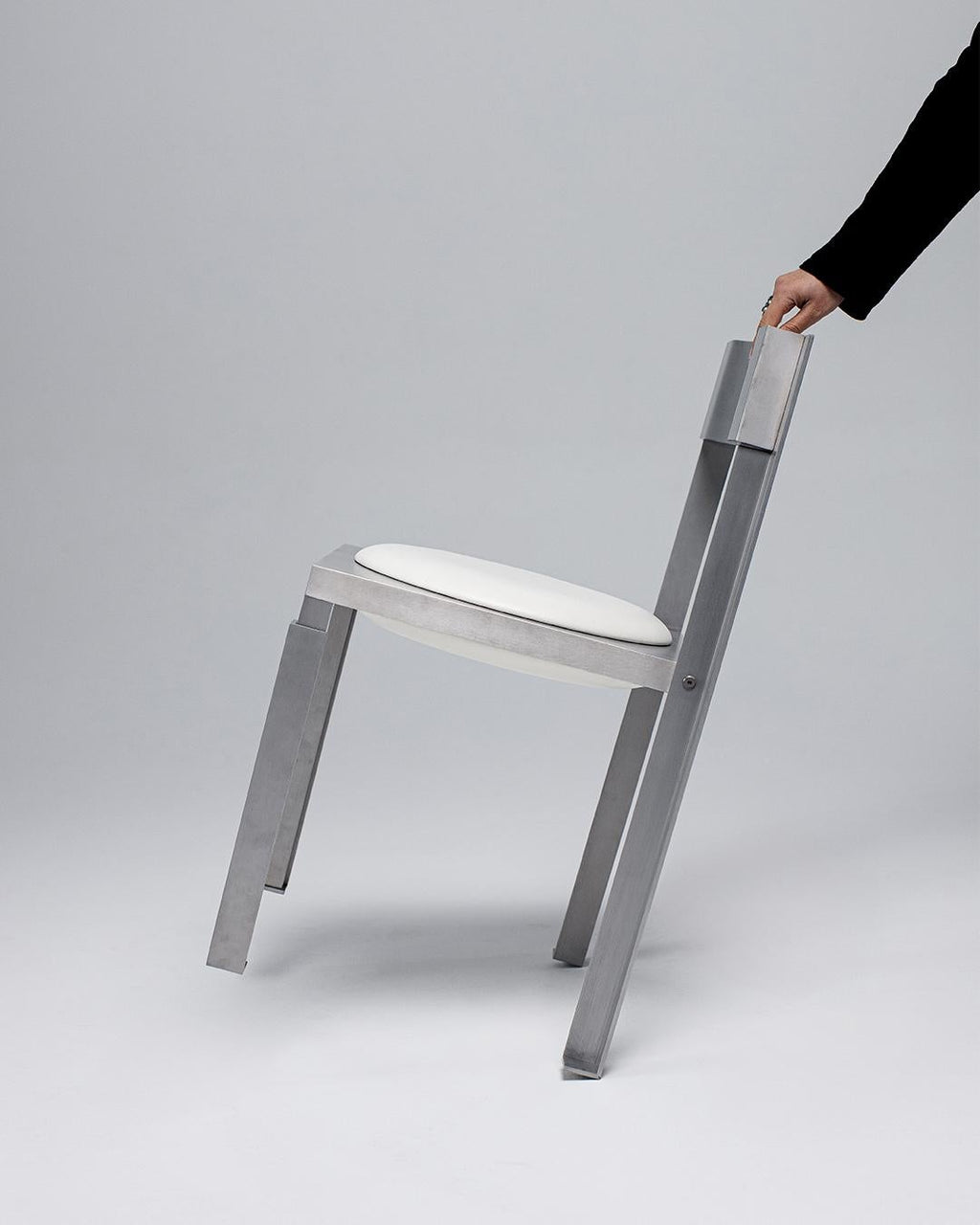 https://a.1stdibscdn.com/strut-aluminium-chair-with-leather-seating-pad-for-sale-picture-4/f_68572/f_443646821743695786625/03_master.jpg
