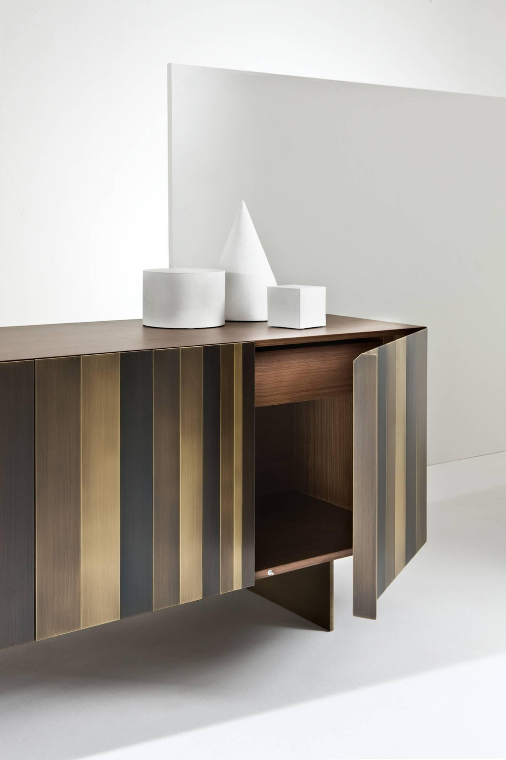 https://a.1stdibscdn.com/laurameroni-stars-modern-low-sideboard-in-burnished-brass-by-bartoli-design-for-sale-picture-4/f_52792/1589377329576/03_new_st12lg_burnished_brass_laurameroni_master.jpg