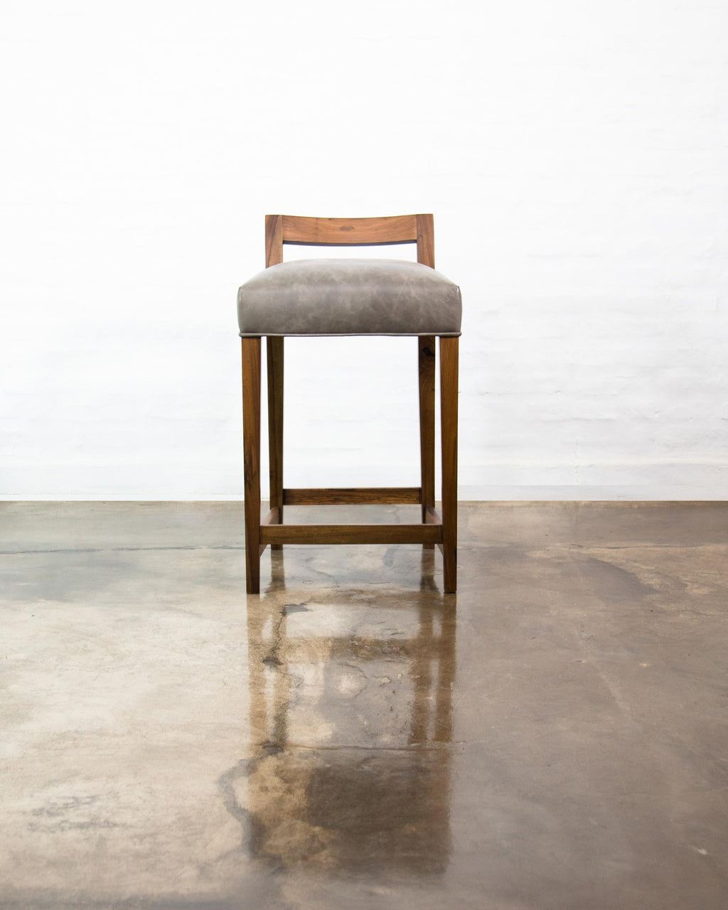 https://a.1stdibscdn.com/exotic-argentine-rosewood-leather-counter-stool-from-costantini-umberto-for-sale-picture-5/f_25173/f_214105921642795654188/04_Umberto_Counter_Stool_by_Costantini_master.jpg