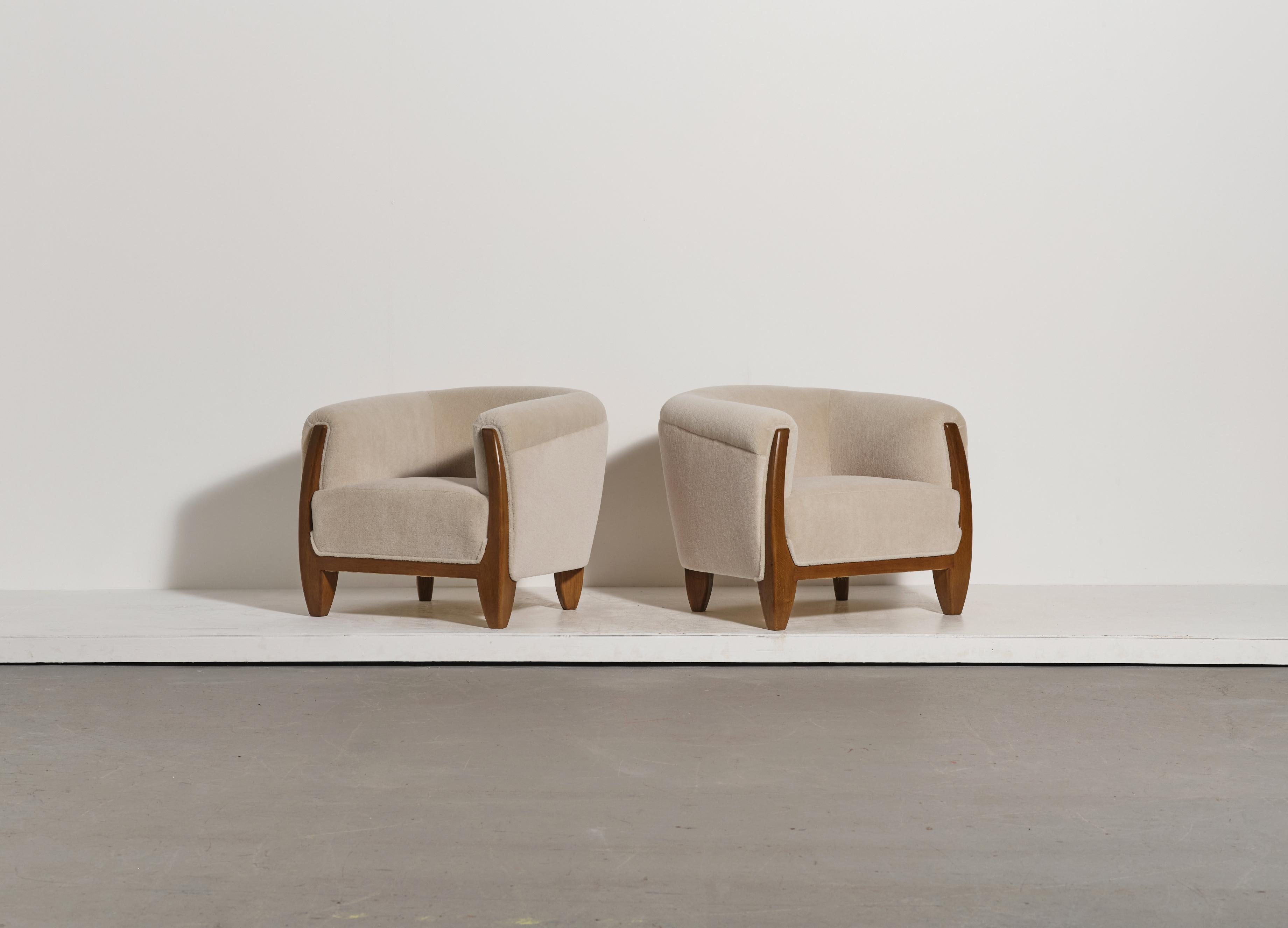 https://a.1stdibscdn.com/pair-of-sculptural-armchairs-solid-oak-and-pure-alpaca-upholstery-for-sale-picture-2/f_22593/f_477199921764168331980/04_Wonky_Stone_Alpaca_Pair_0146_11_2_master.jpeg