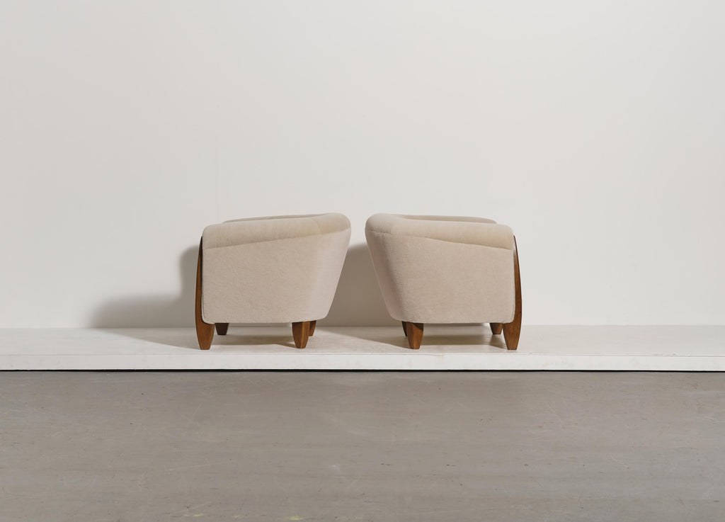 https://a.1stdibscdn.com/pair-of-sculptural-armchairs-solid-oak-and-pure-alpaca-upholstery-for-sale-picture-5/f_22593/f_477199921764168358614/04_Wonky_Stone_Alpaca_Pair_0146_11_4_master.jpeg