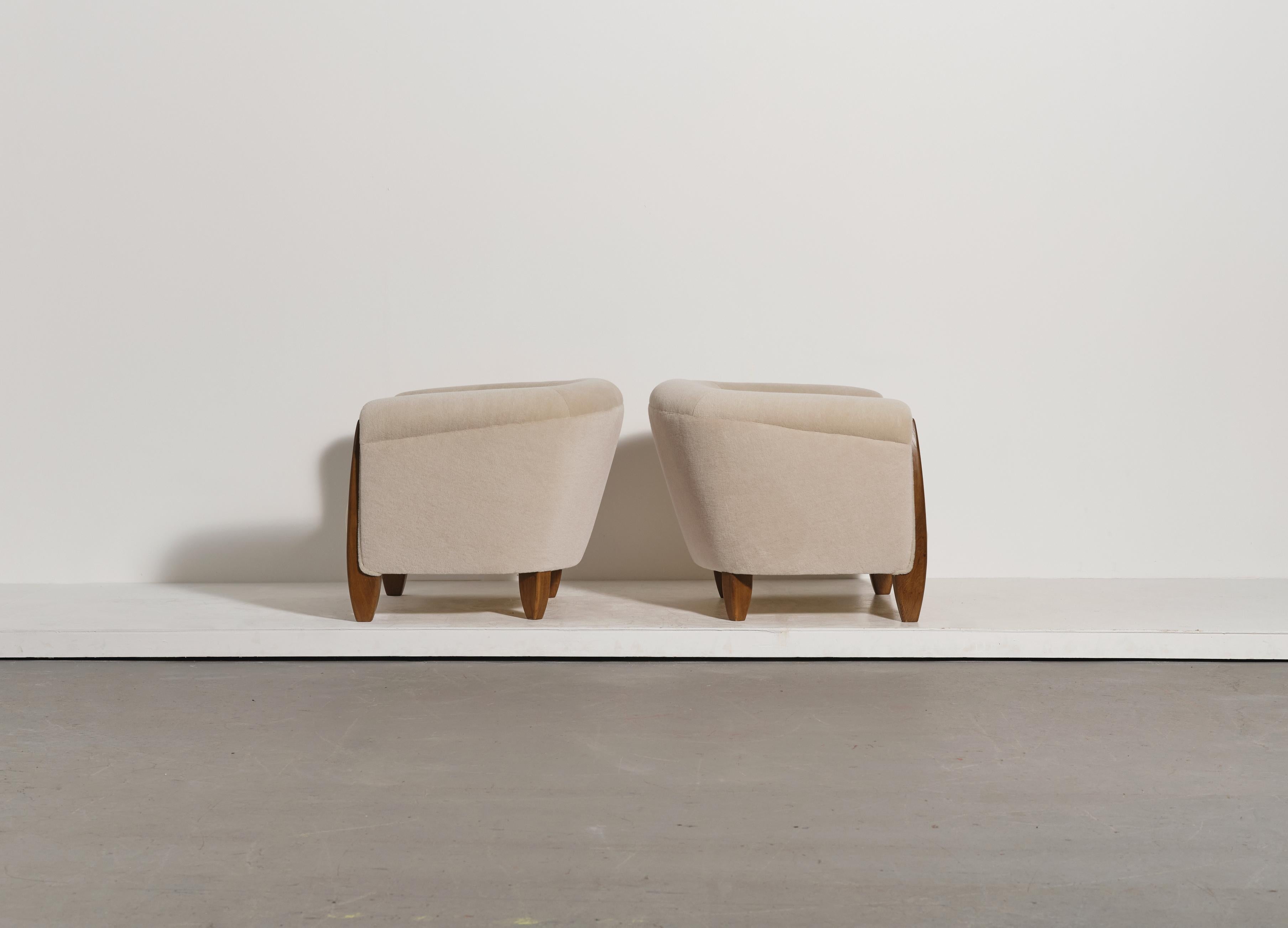 https://a.1stdibscdn.com/pair-of-sculptural-armchairs-solid-oak-and-pure-alpaca-upholstery-for-sale-picture-5/f_22593/f_477199921764168358614/04_Wonky_Stone_Alpaca_Pair_0146_11_4_master.jpeg