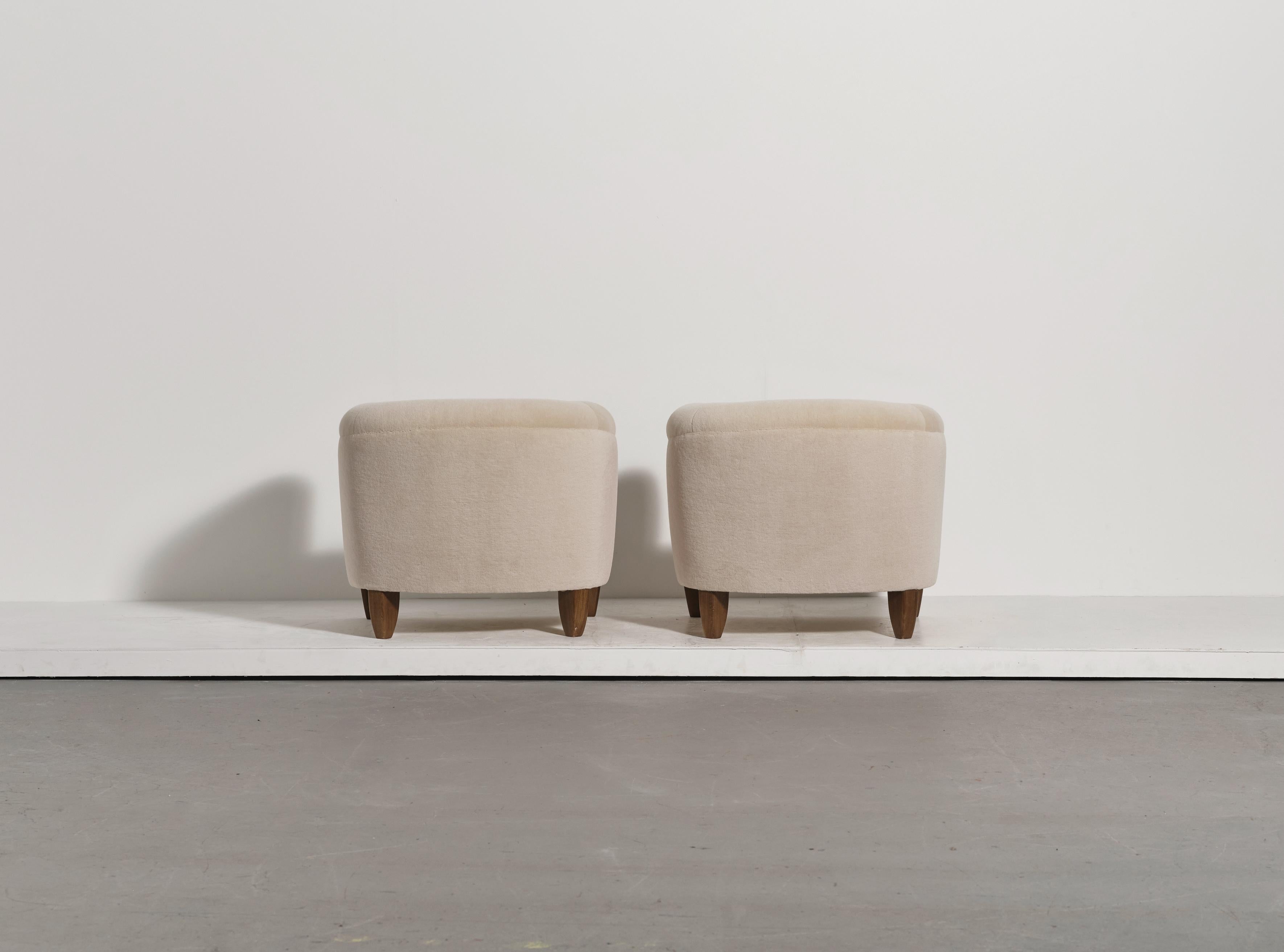 https://a.1stdibscdn.com/pair-of-sculptural-armchairs-solid-oak-and-pure-alpaca-upholstery-for-sale-picture-6/f_22593/f_477199921764168358431/04_Wonky_Stone_Alpaca_Pair_0146_11_master.jpeg