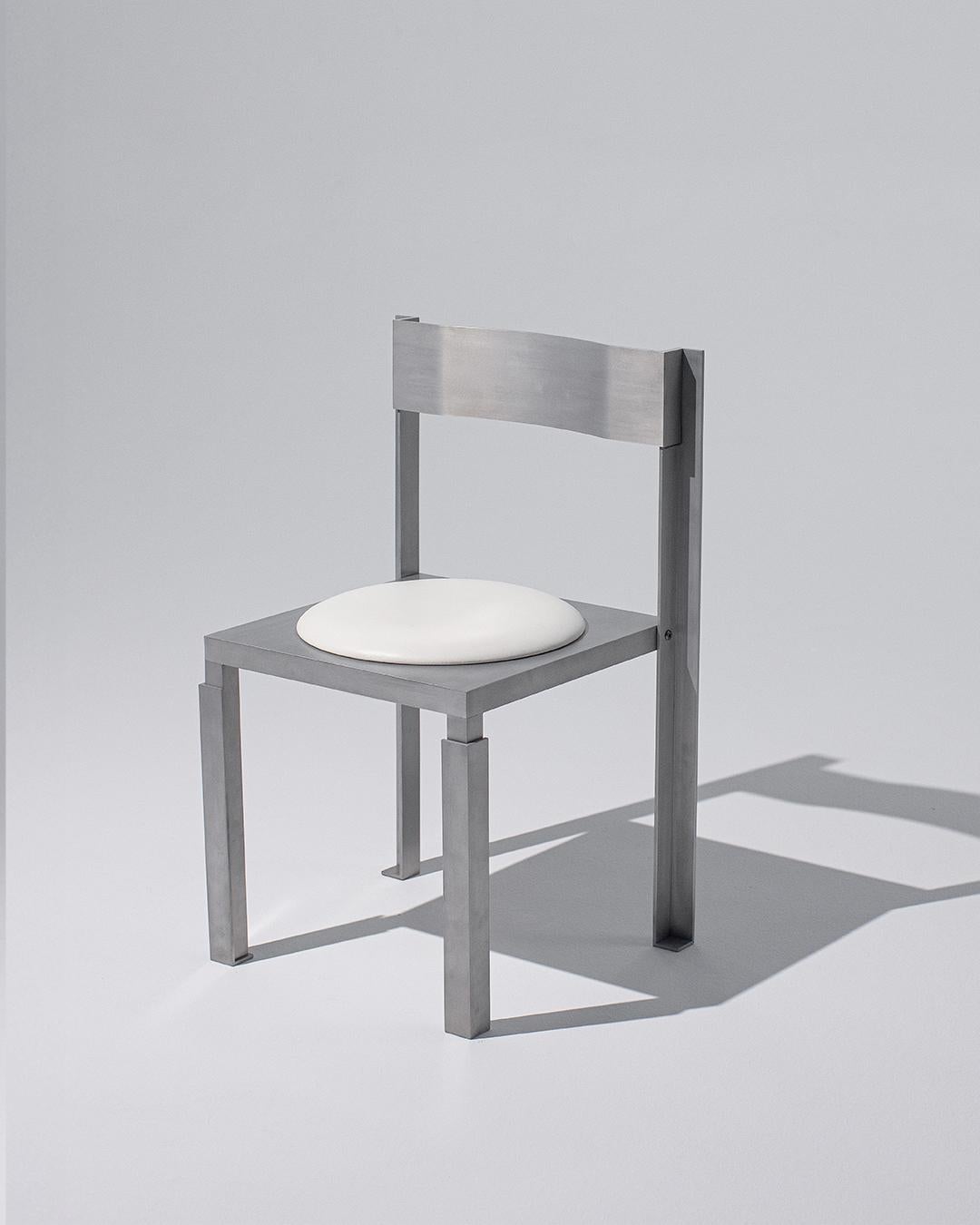 https://a.1stdibscdn.com/strut-aluminium-chair-with-leather-seating-pad-for-sale-picture-5/f_68572/f_443646821743695787170/04_master.jpg