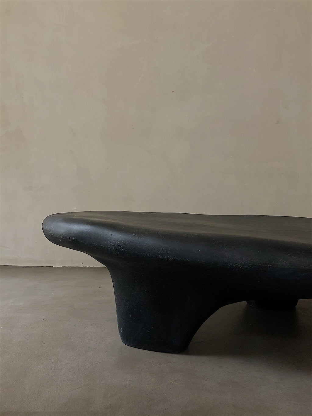 https://a.1stdibscdn.com/small-tripod-coffee-table-by-kar-for-sale-picture-4/f_12192/f_429472621735574853135/04_master.jpg