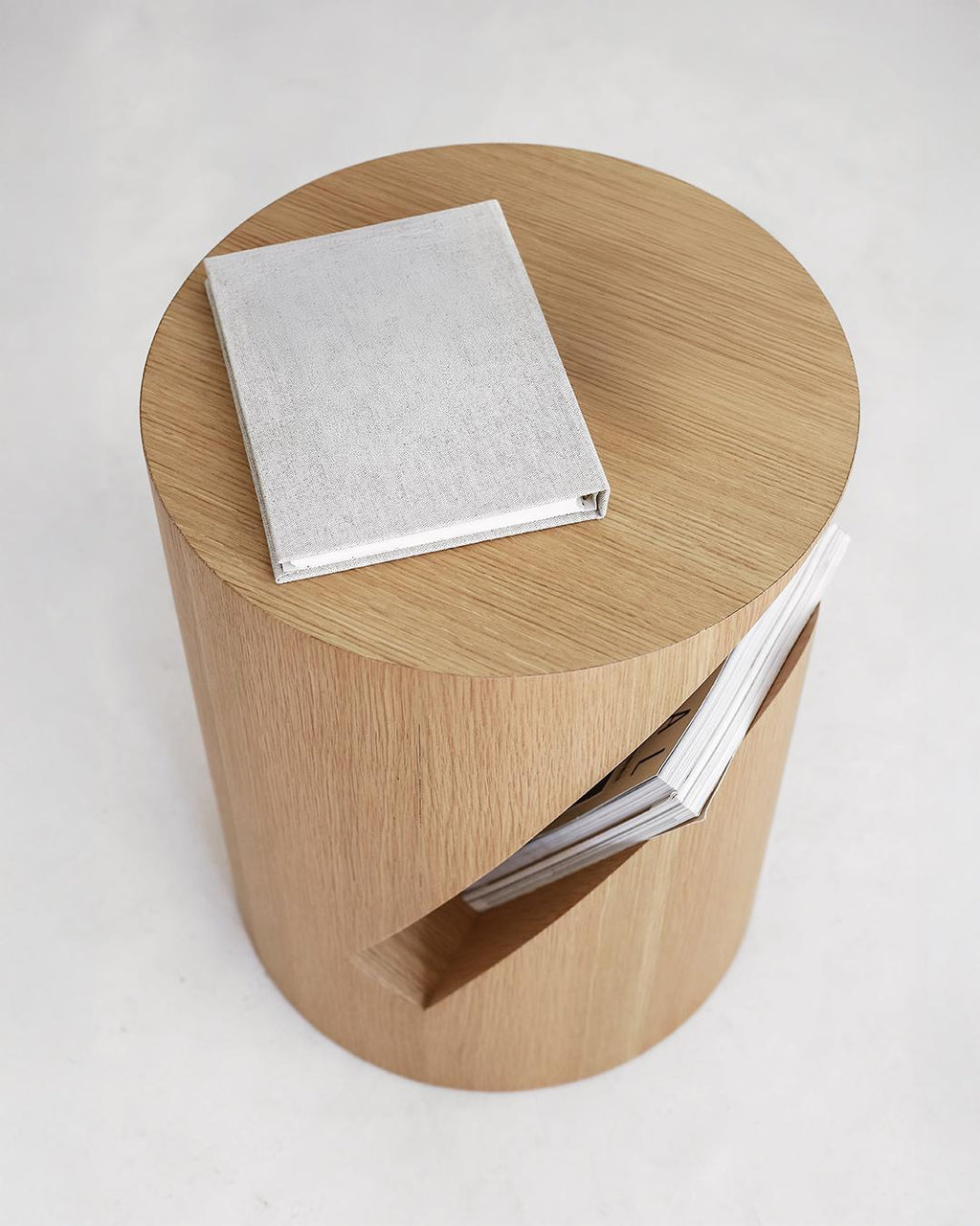 https://a.1stdibscdn.com/mola-side-table-with-distinctive-look-oak-for-sale-picture-4/f_68572/f_293657421744881033661/04_master.jpg