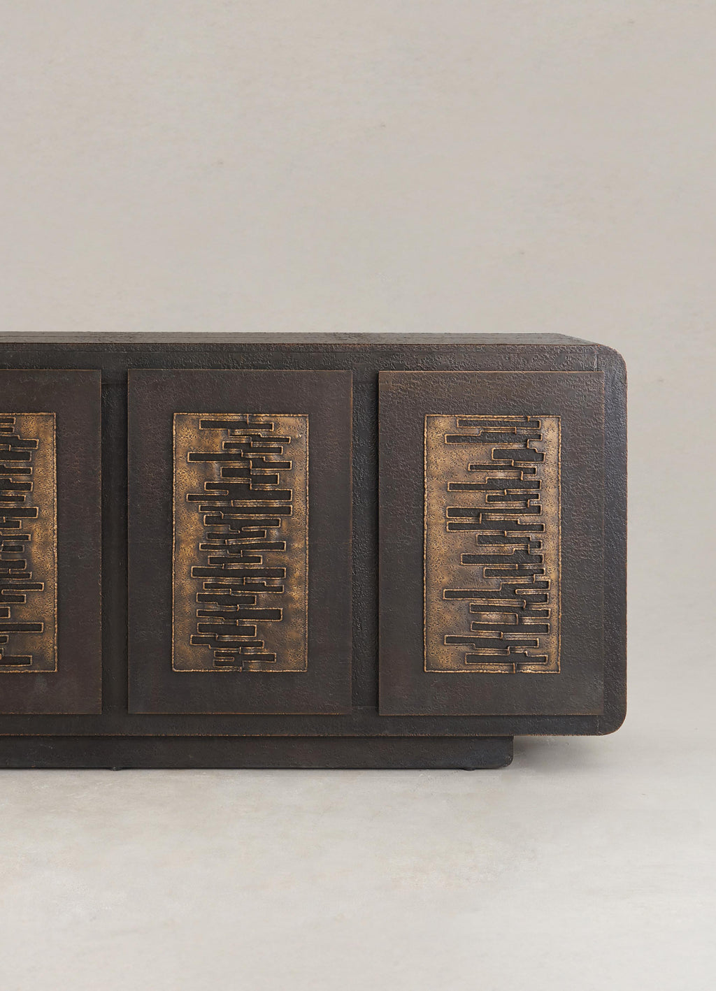 https://a.1stdibscdn.com/maheshwar-cabinet-in-brass-viya-by-vikram-goyal-for-sale-picture-5/f_89622/f_451696721748500002360/04_master.jpg