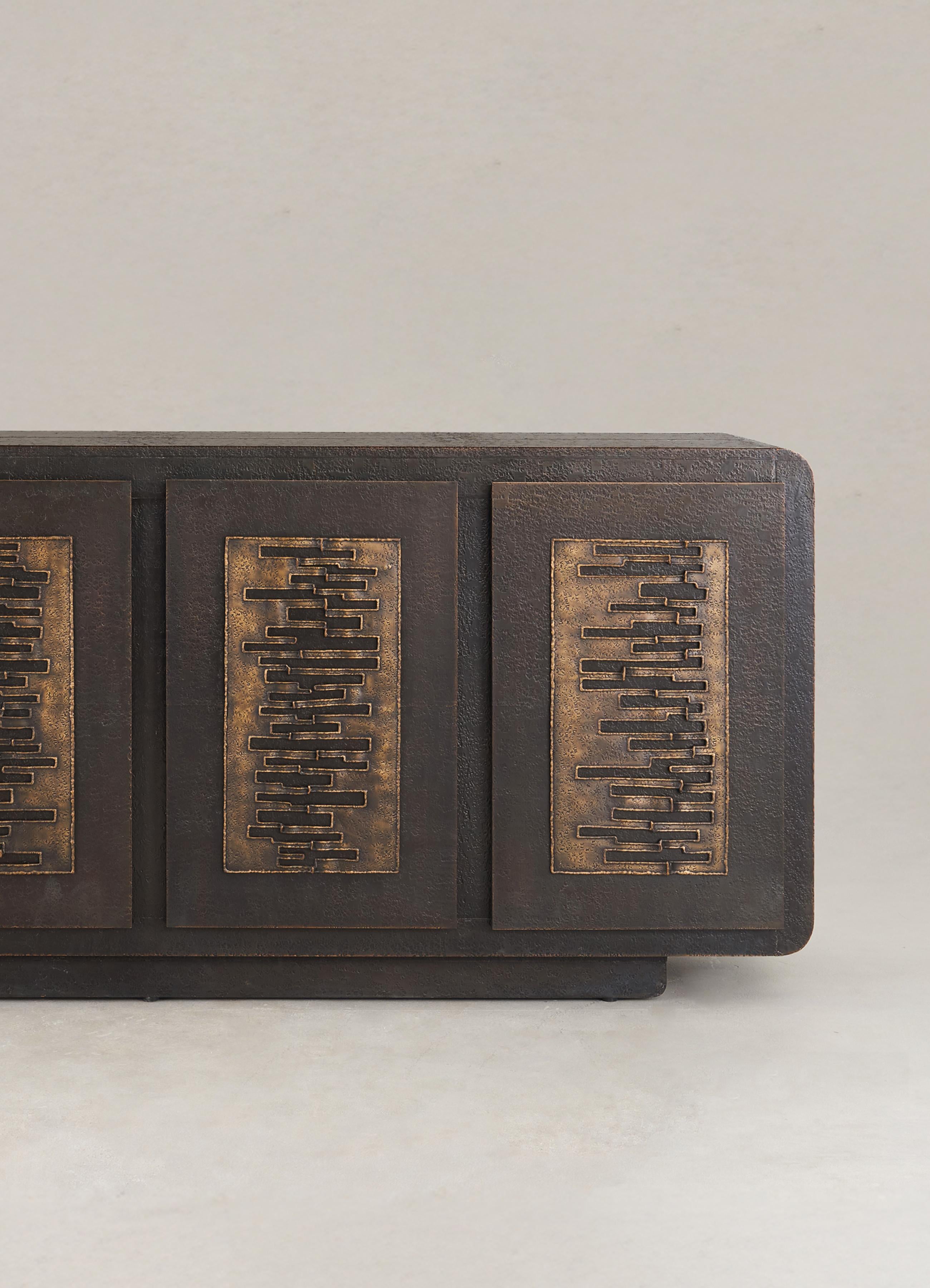 https://a.1stdibscdn.com/maheshwar-cabinet-in-brass-viya-by-vikram-goyal-for-sale-picture-5/f_89622/f_451696721748500002360/04_master.jpg