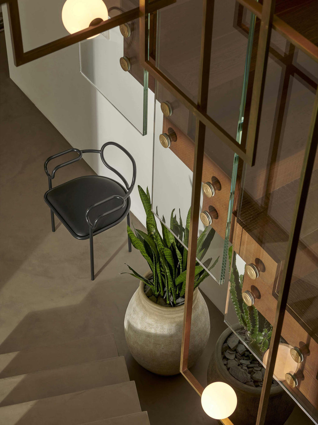 https://a.1stdibscdn.com/01-chair-with-fixed-cover-in-leather-by-shiro-kuramata-for-cappellini-for-sale-picture-6/f_16392/f_491504921773090034631/05_01_chair_master.jpg