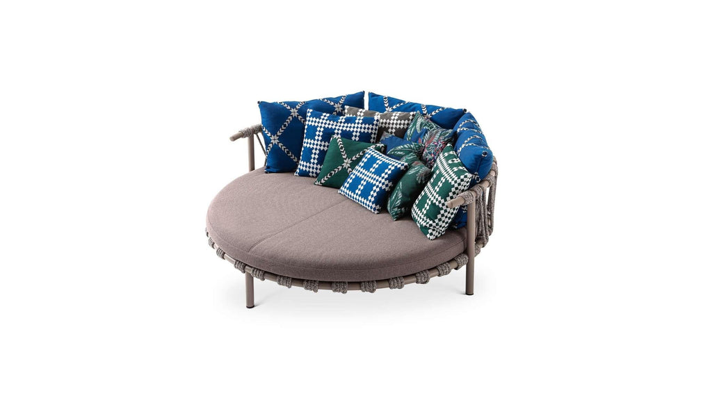 https://a.1stdibscdn.com/patricia-urquiola-trampoline-outdoor-sofa-for-cassina-italy-2022-for-sale-picture-5/f_15912/f_301467821661521419987/05_dettagli_561_trampoline_bed_5_master.jpg