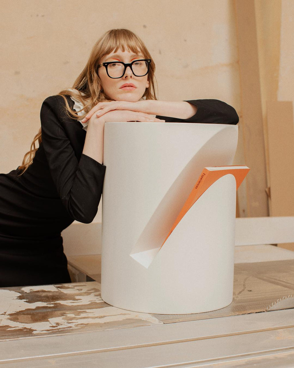 https://a.1stdibscdn.com/mola-side-table-with-distinctive-look-white-for-sale-picture-5/f_68572/f_293661921744880828873/05_master.jpg