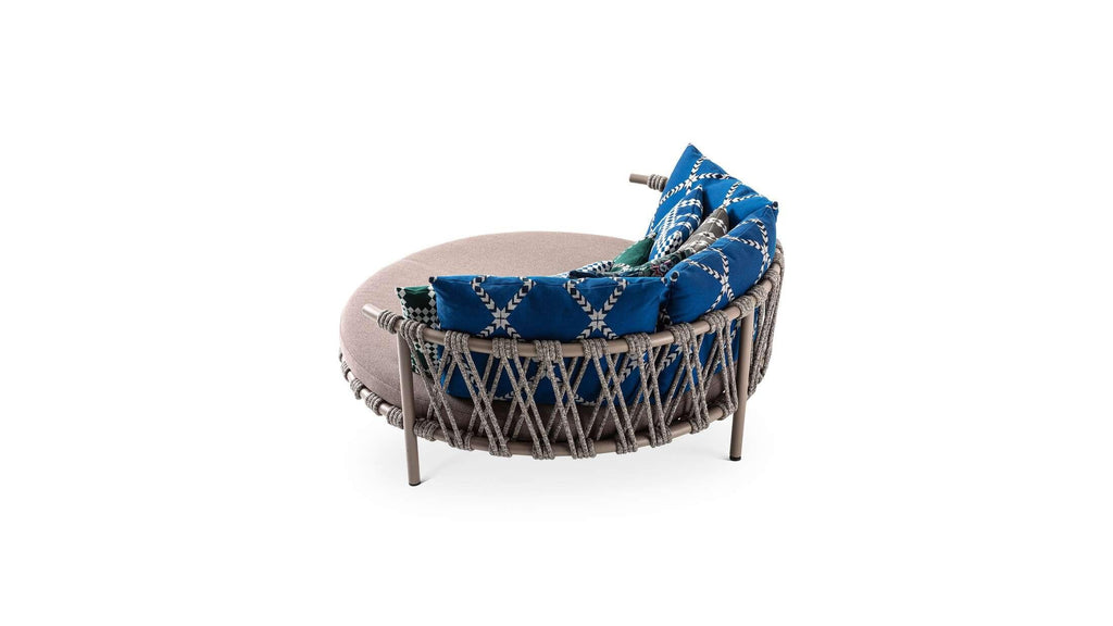 https://a.1stdibscdn.com/patricia-urquiola-trampoline-outdoor-sofa-for-cassina-italy-2022-for-sale-picture-4/f_15912/f_301467821661521419654/06_dettagli_561_trampoline_bed_6_master.jpg