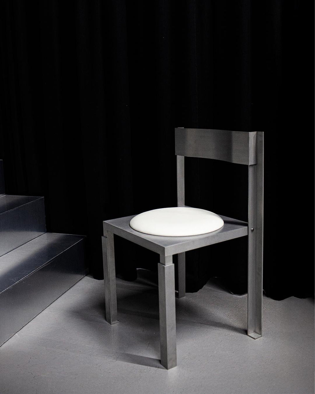 https://a.1stdibscdn.com/strut-aluminium-chair-with-leather-seating-pad-for-sale-picture-7/f_68572/f_443646821743695787703/06_master.jpg