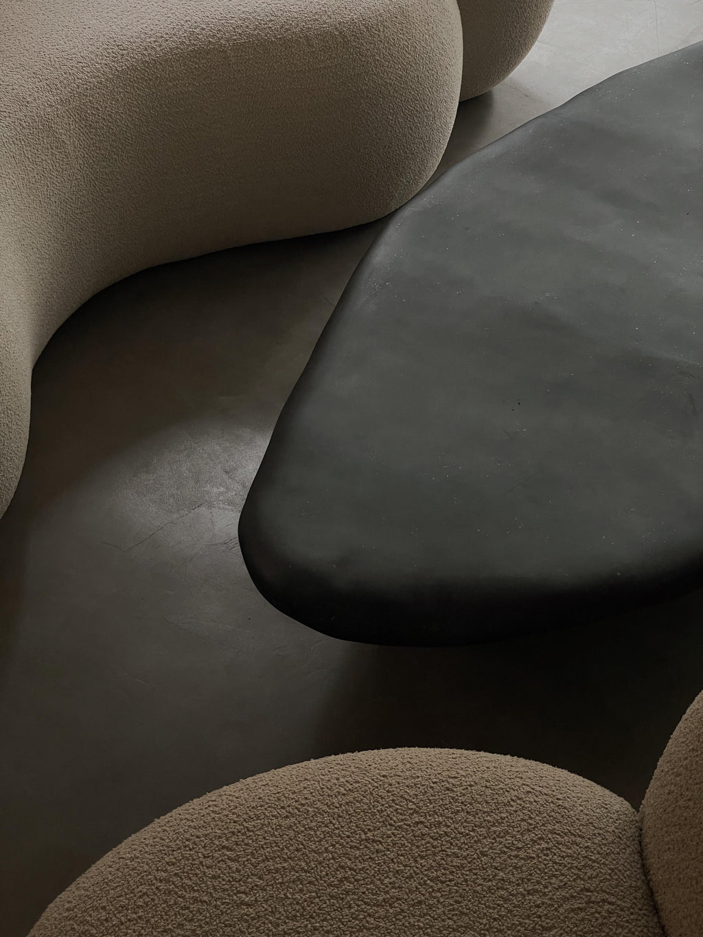 https://a.1stdibscdn.com/small-tripod-coffee-table-by-kar-for-sale-picture-7/f_12192/f_429472621735574855078/06_master.jpg