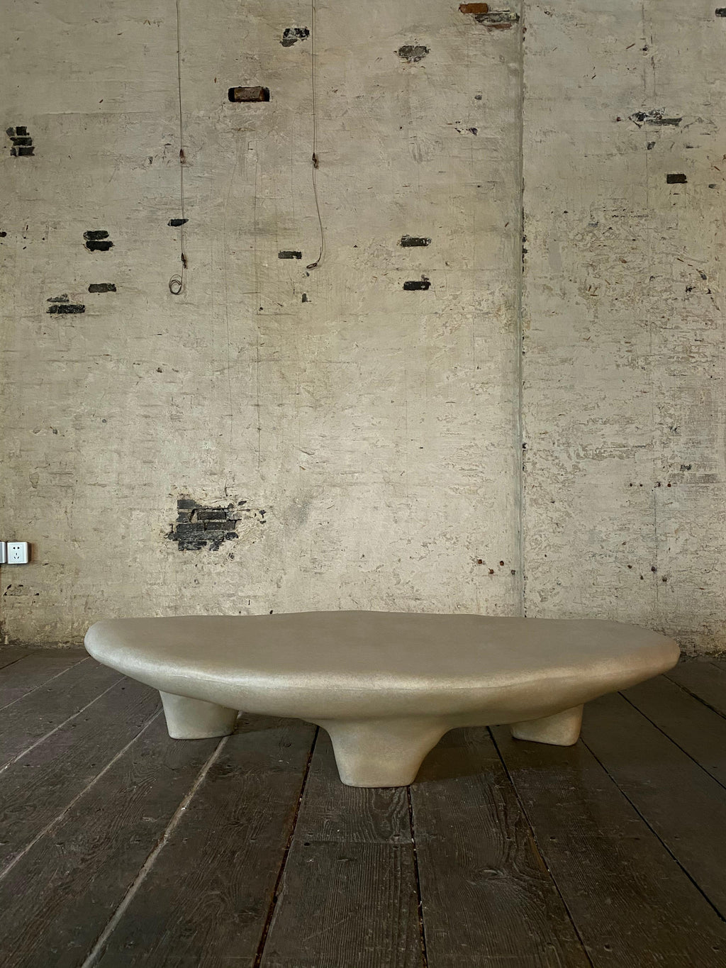 https://a.1stdibscdn.com/small-white-tripod-coffee-table-by-kar-for-sale-picture-3/f_12192/f_417181921727801295905/08_1621265688569_master.jpg