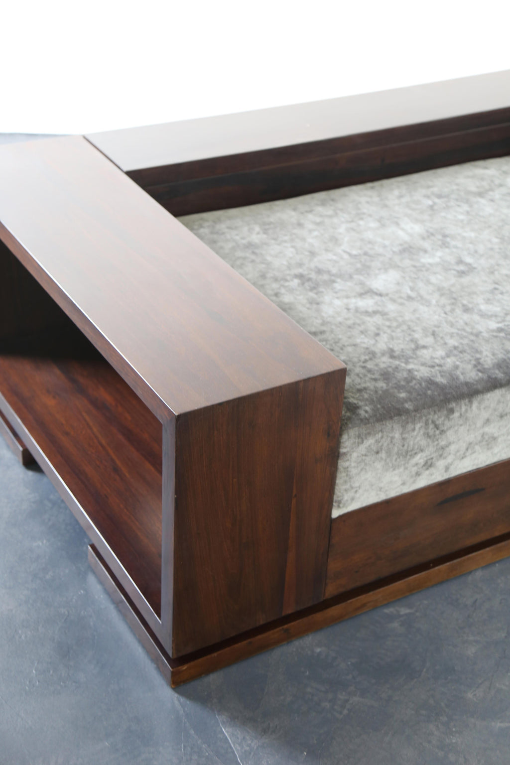 https://a.1stdibscdn.com/patone-custom-modern-sofa-in-rosewood-with-shelving-from-costantini-for-sale-picture-12/f_25173/f_68291531616674441498/08_Patone_Sofa_from_Costantini_master.jpg