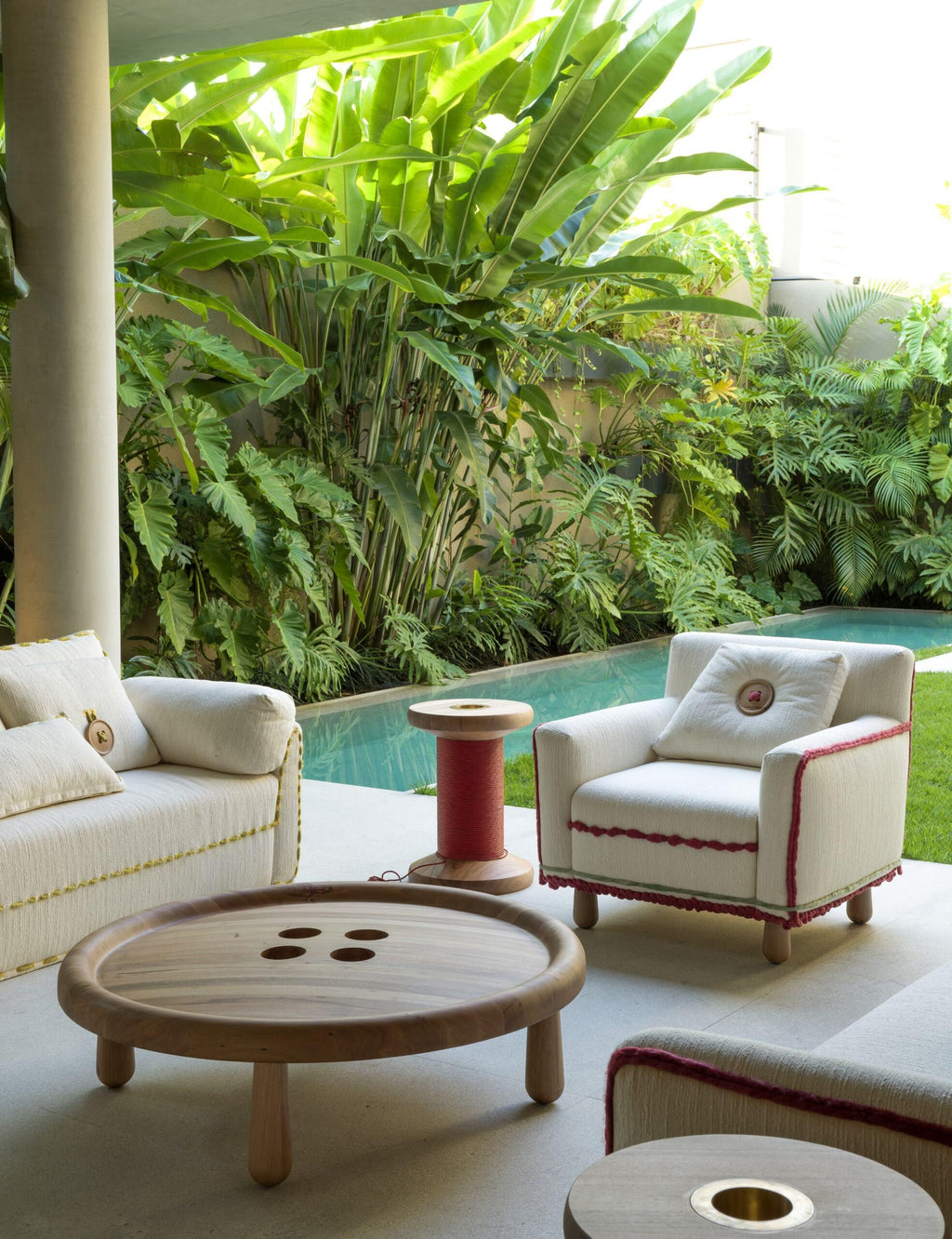 https://a.1stdibscdn.com/vik-muniz-button-coffee-table-in-brazilian-wood-by-55design-for-sale-picture-5/f_104502/f_455050221750253295801/08b524dd_293f_4bb7_84ee_f7e450ba29a9_master.jpg