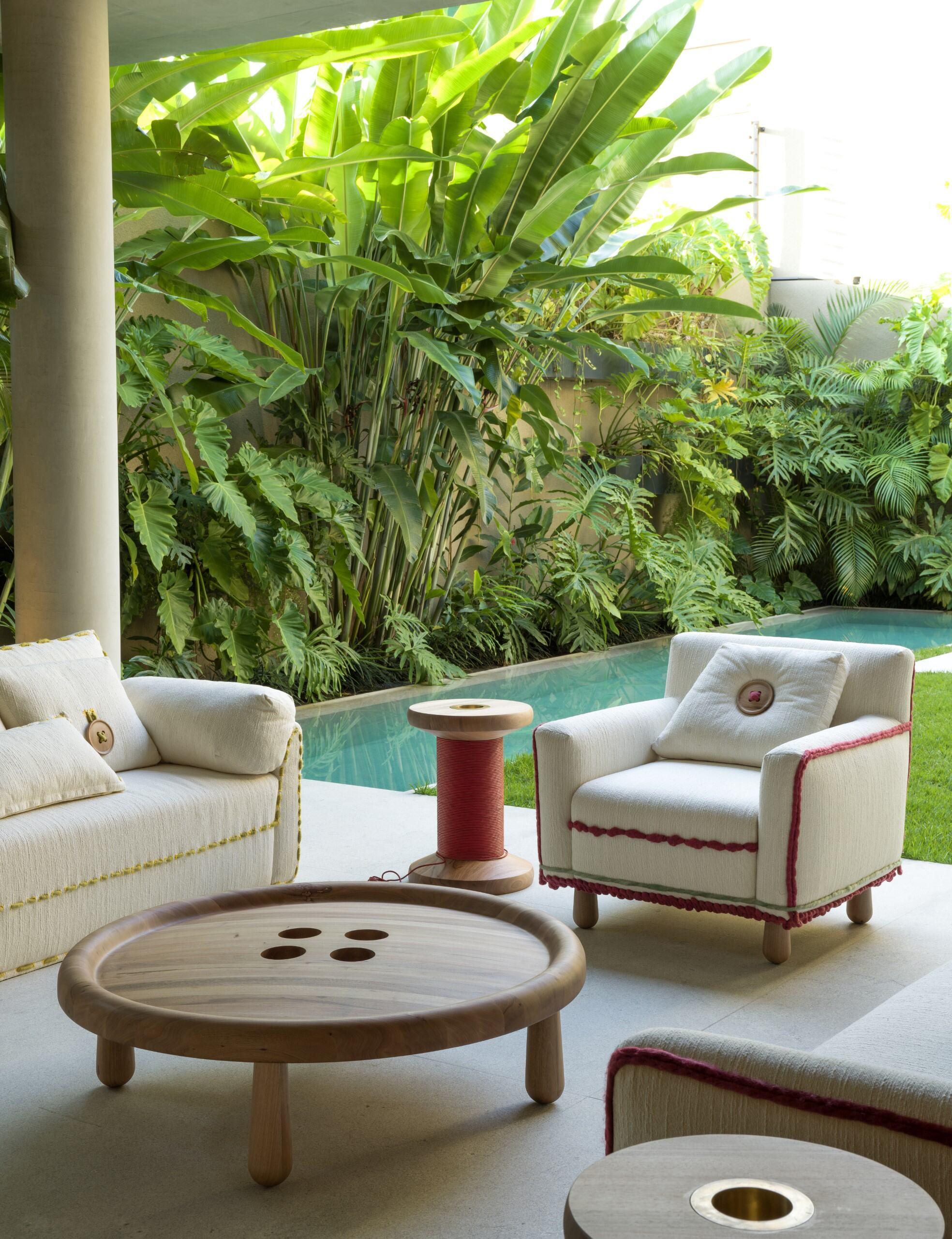 https://a.1stdibscdn.com/vik-muniz-button-coffee-table-in-brazilian-wood-by-55design-for-sale-picture-5/f_104502/f_455050221750253295801/08b524dd_293f_4bb7_84ee_f7e450ba29a9_master.jpg