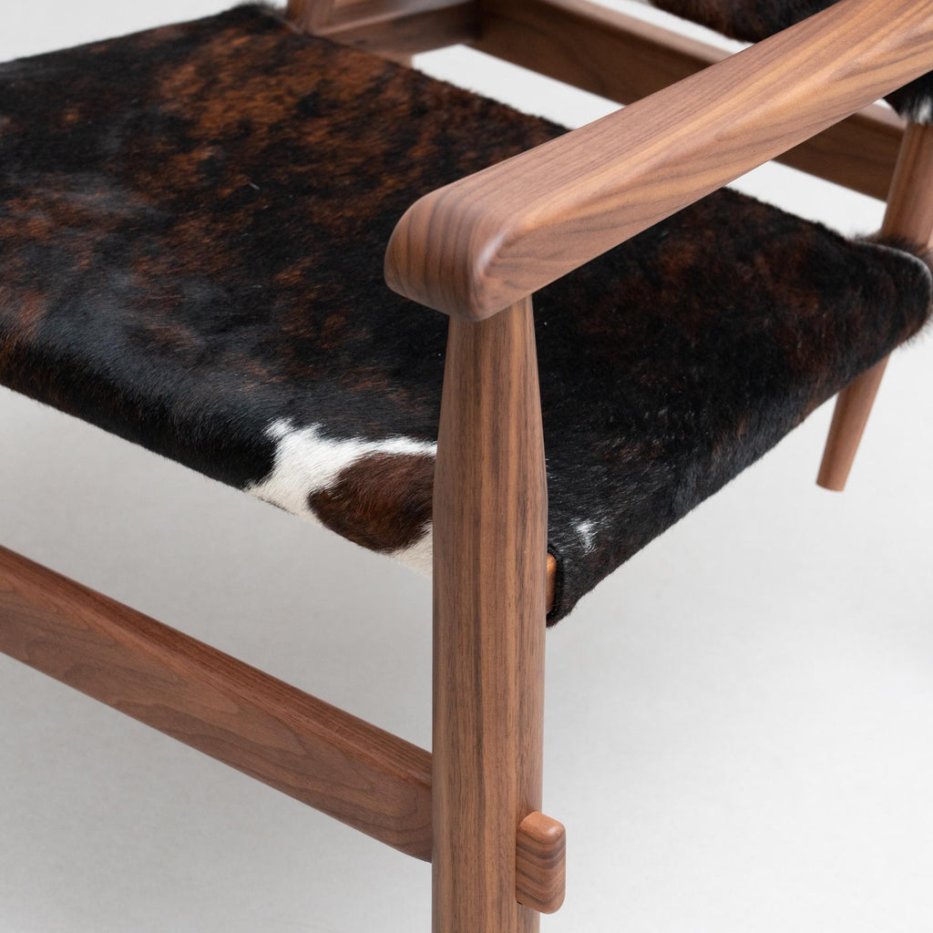 https://a.1stdibscdn.com/charlotte-perriand-533-doron-hotel-armchair-by-cassina-for-sale-picture-4/f_14272/f_466620121757916813539/09Nov_baixa_279_master.jpg