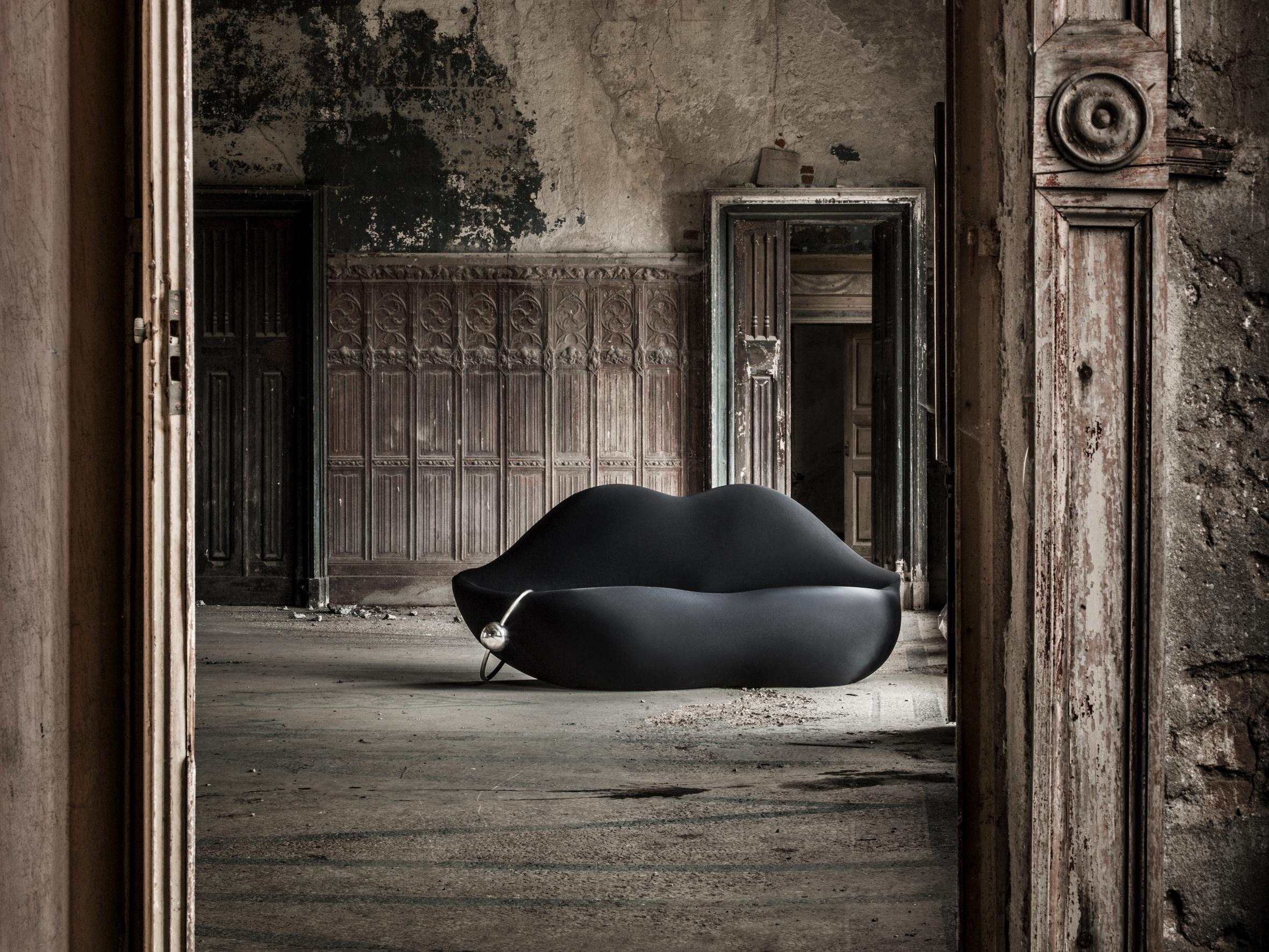 https://a.1stdibscdn.com/gufram-dark-lady-couch-by-studio-65-for-sale-picture-4/12330573/f_132712821547115109940/09_Gufram_DARK_LADY_old_house_master.jpg