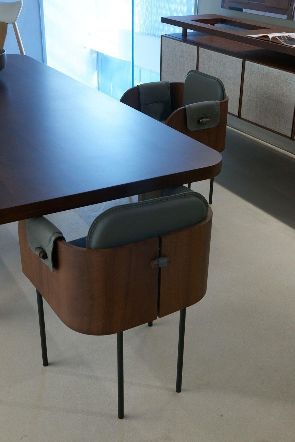 https://a.1stdibscdn.com/curva-chair-elegant-modern-wood-and-leather-armchair-with-geometric-form-for-sale-picture-9/f_104502/f_452078021748636297205/0c602916_e774_4c8c_a213_cf33503e6bab_master.jpg