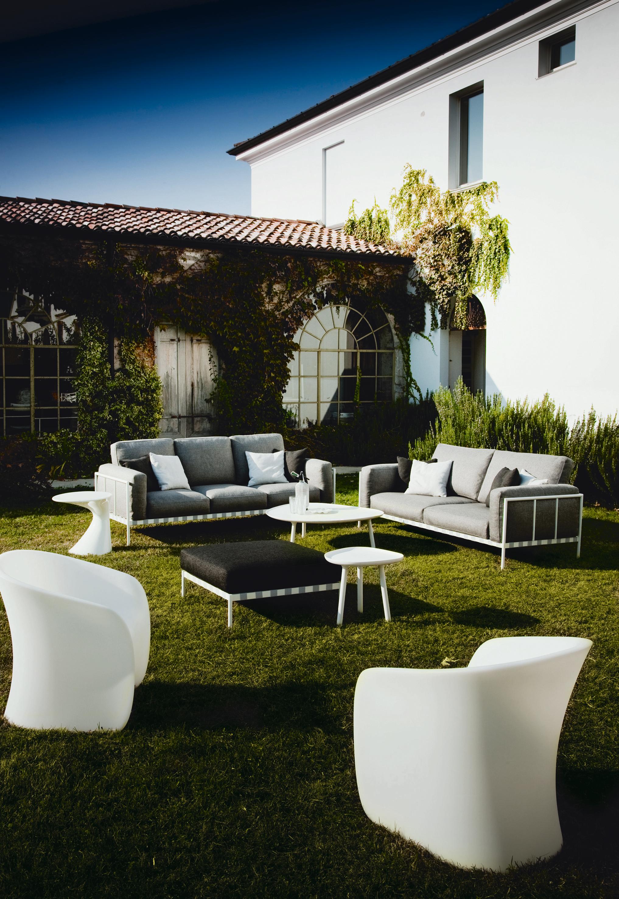 https://a.1stdibscdn.com/customizable-zanotta-parco-outdoor-sofa-by-emaf-progetti-for-sale-picture-3/f_44652/f_363331921695739970088/1034_3rvIG01_master.jpg