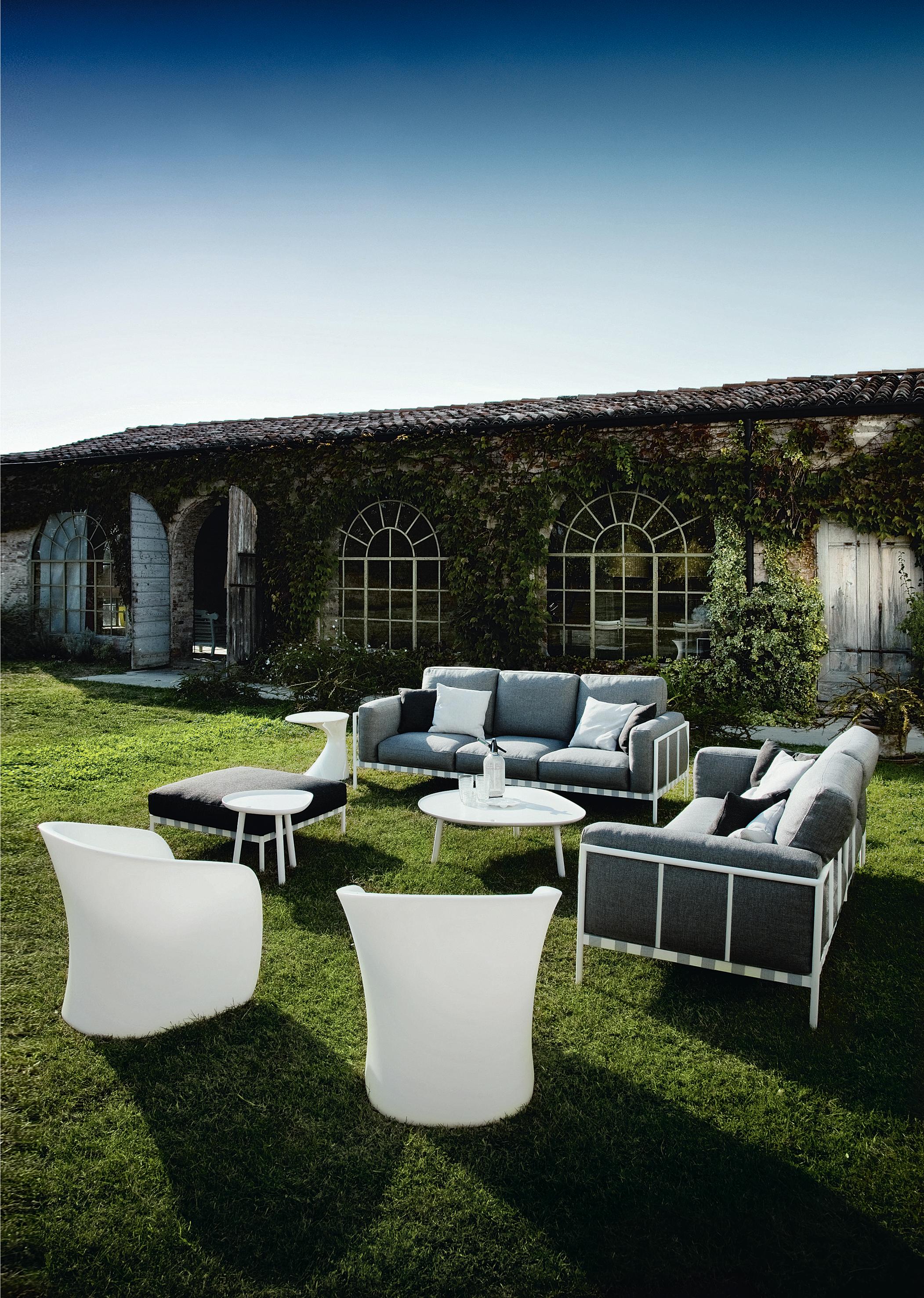 https://a.1stdibscdn.com/customizable-zanotta-parco-outdoor-sofa-by-emaf-progetti-for-sale-picture-4/f_44652/f_363331921695739970879/1034_4rvIG01_master.jpg